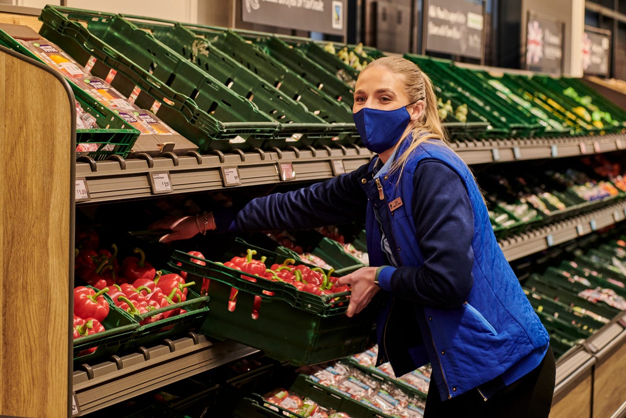 Aldi announces pay rise for 28,000 staff to more than £10 an hour