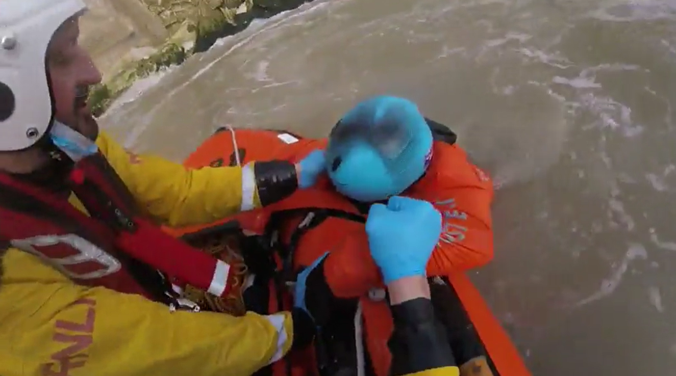 Newhaven RNLI rescuing a paraglider