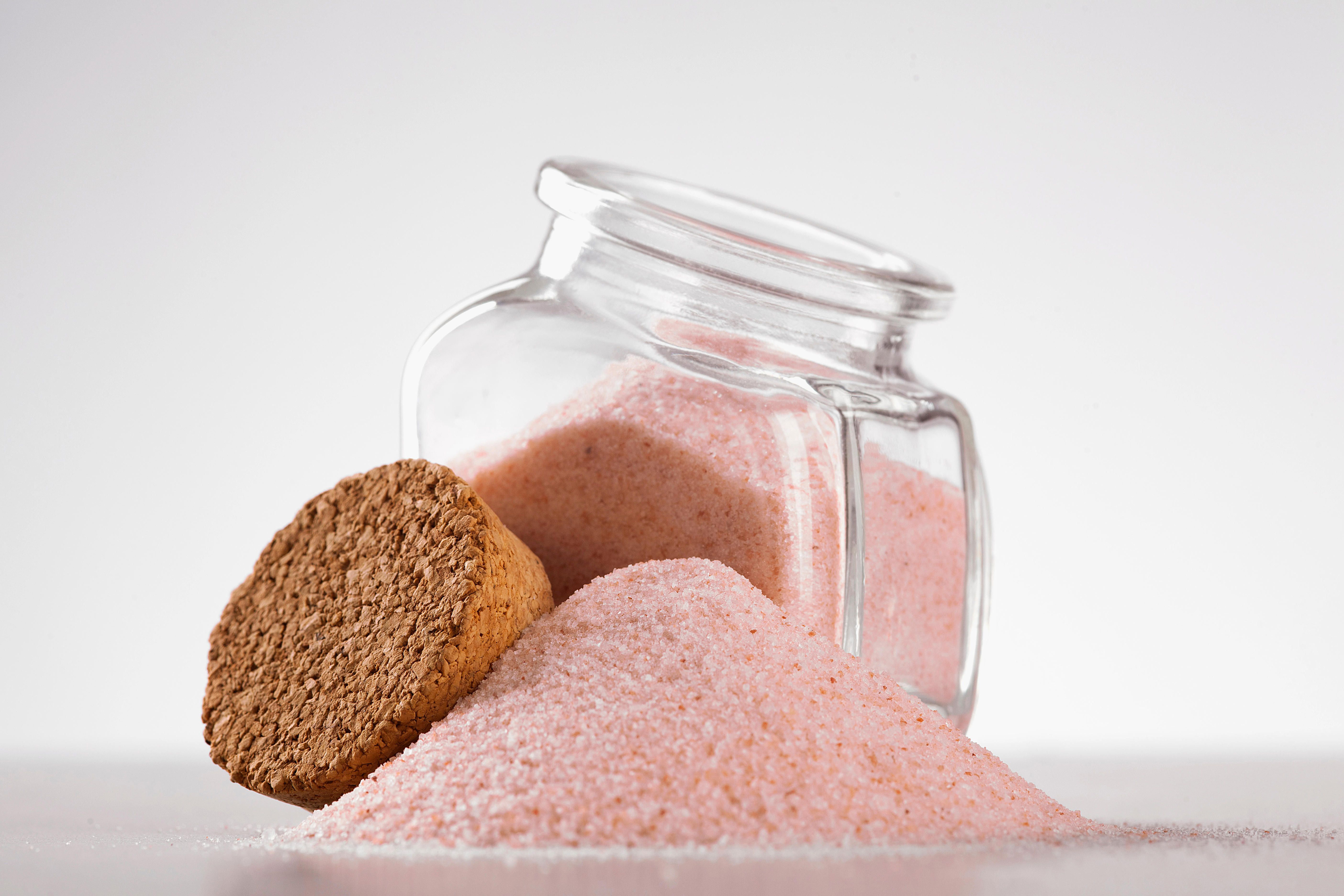 Pink Himalayan salt in glass jar