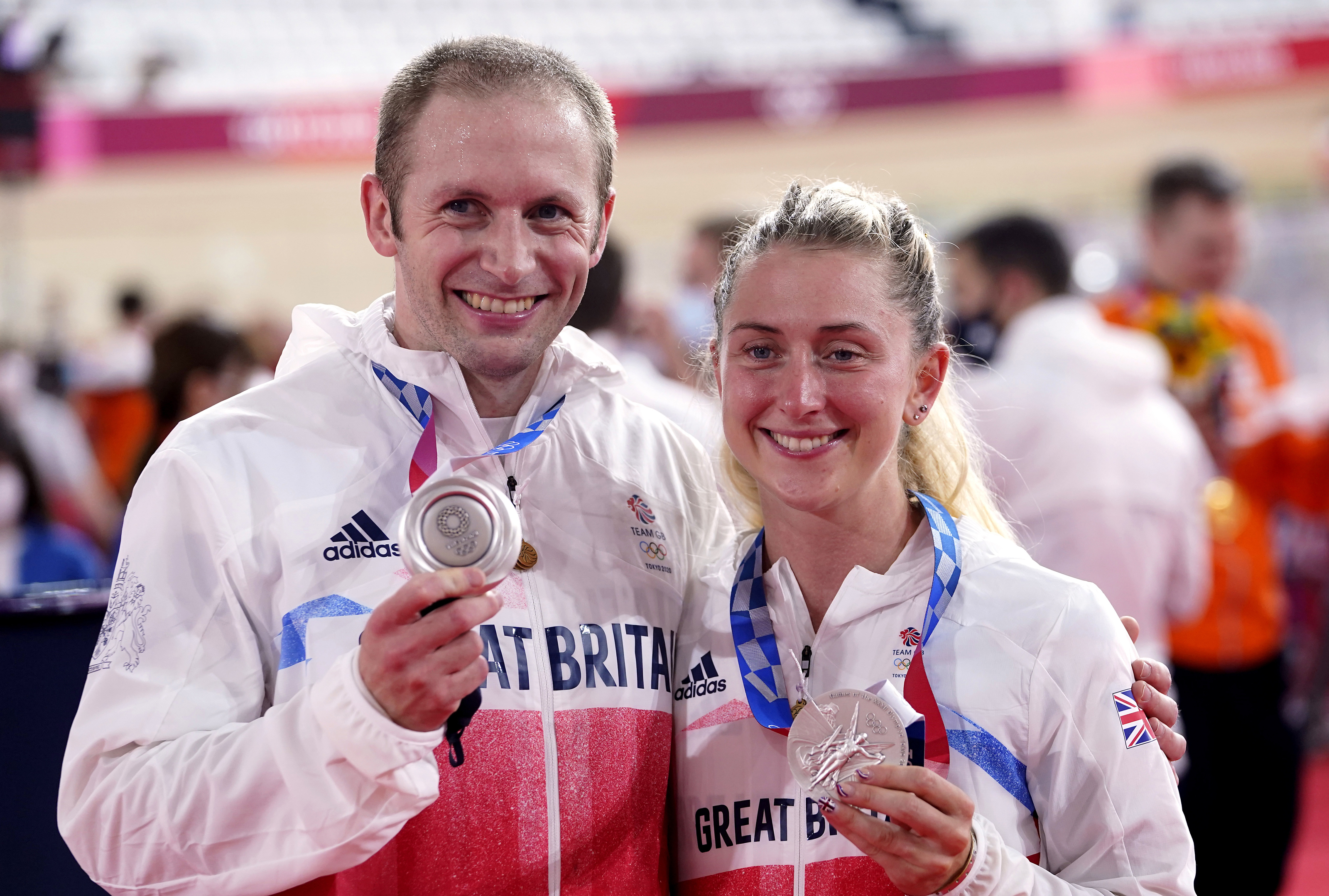 Jason and laura kenny with silver medals at tokyo