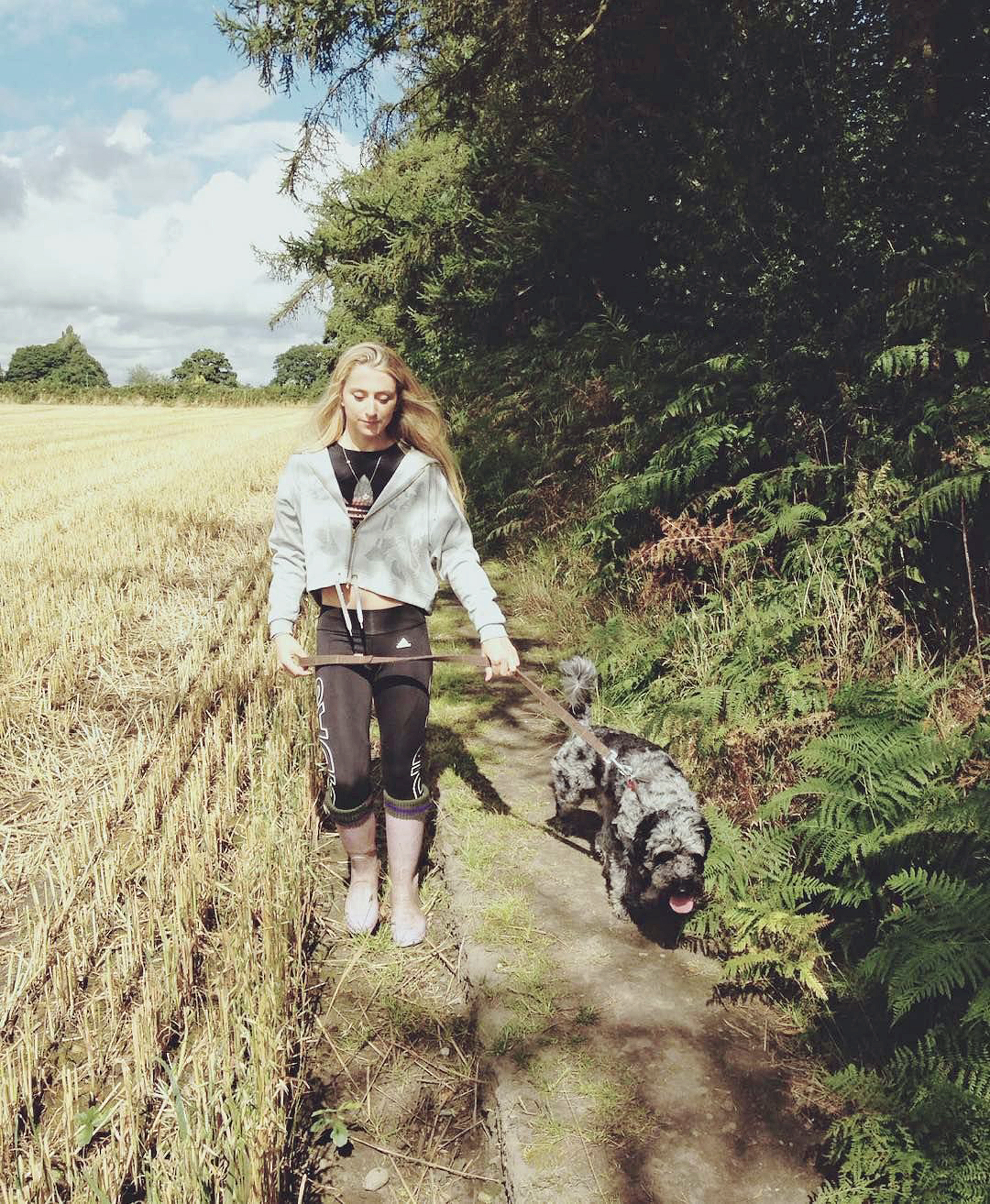 لورا کنی در حال پیاده روی یکی از سگ هایش