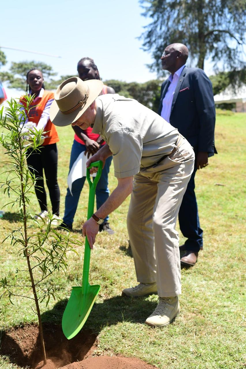 The earl plants the Pondo tree in honour of his mother 