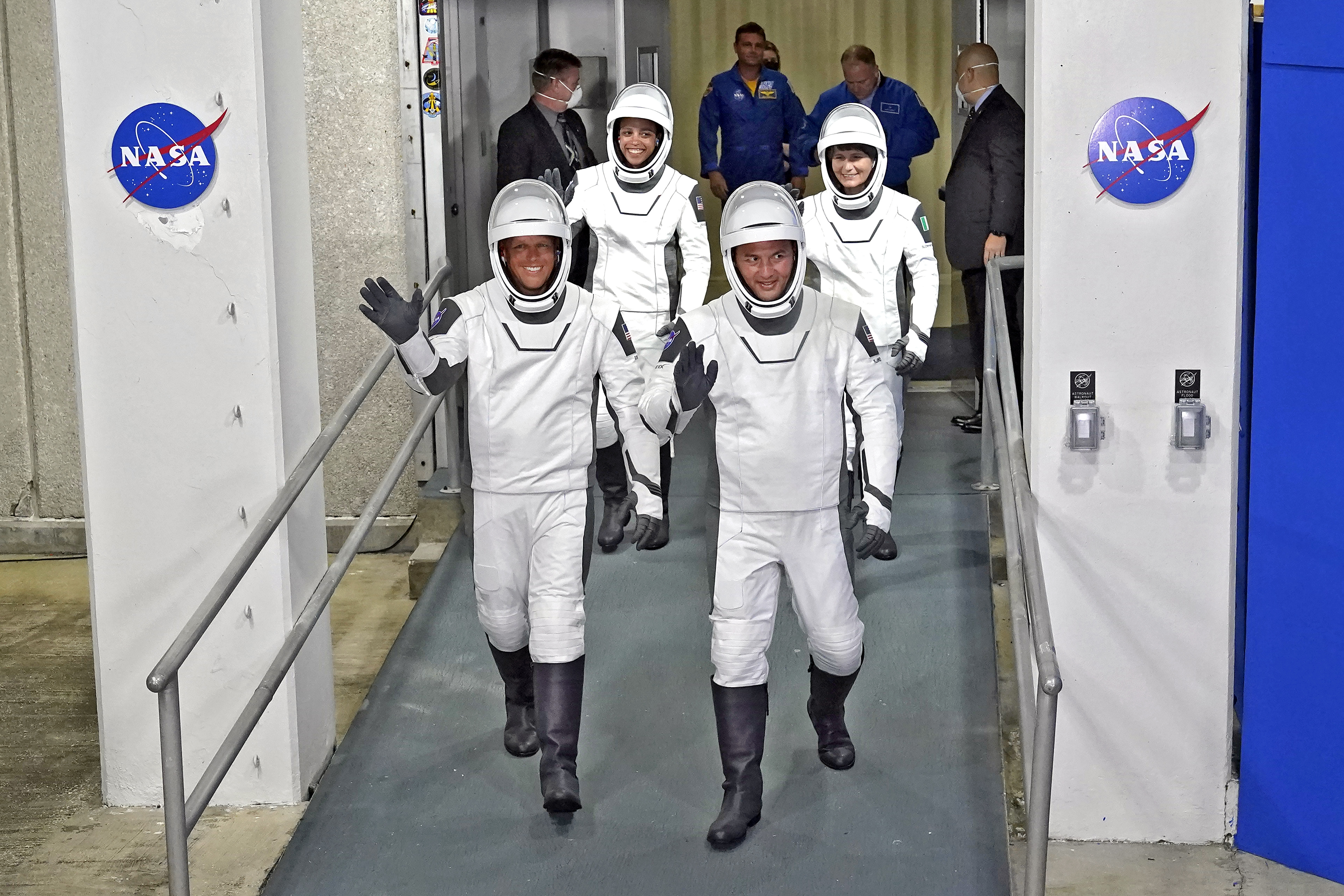 Los astronautas llegan a la estación espacial tras animar a la multitud de despegues