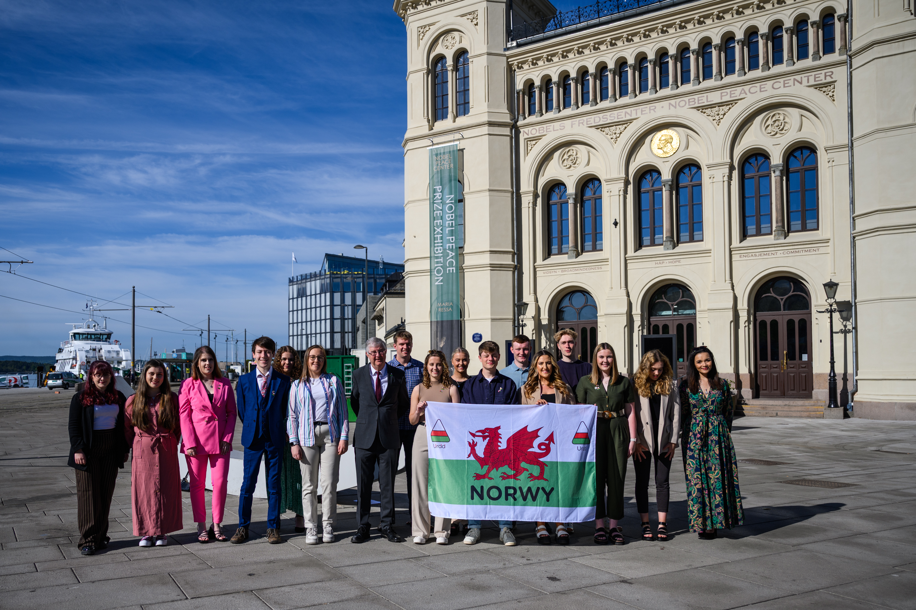 First Minister Mark Drakeford with young people from Aberystwyth University delivering their peace message to the Nobel Peace Centre. (Johannes Granseth)