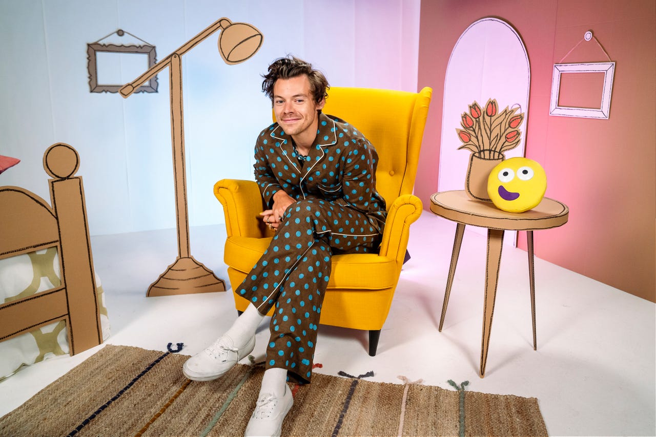 Harry Styles wears spotted pyjamas to read his CBeebies Bedtime Story ...