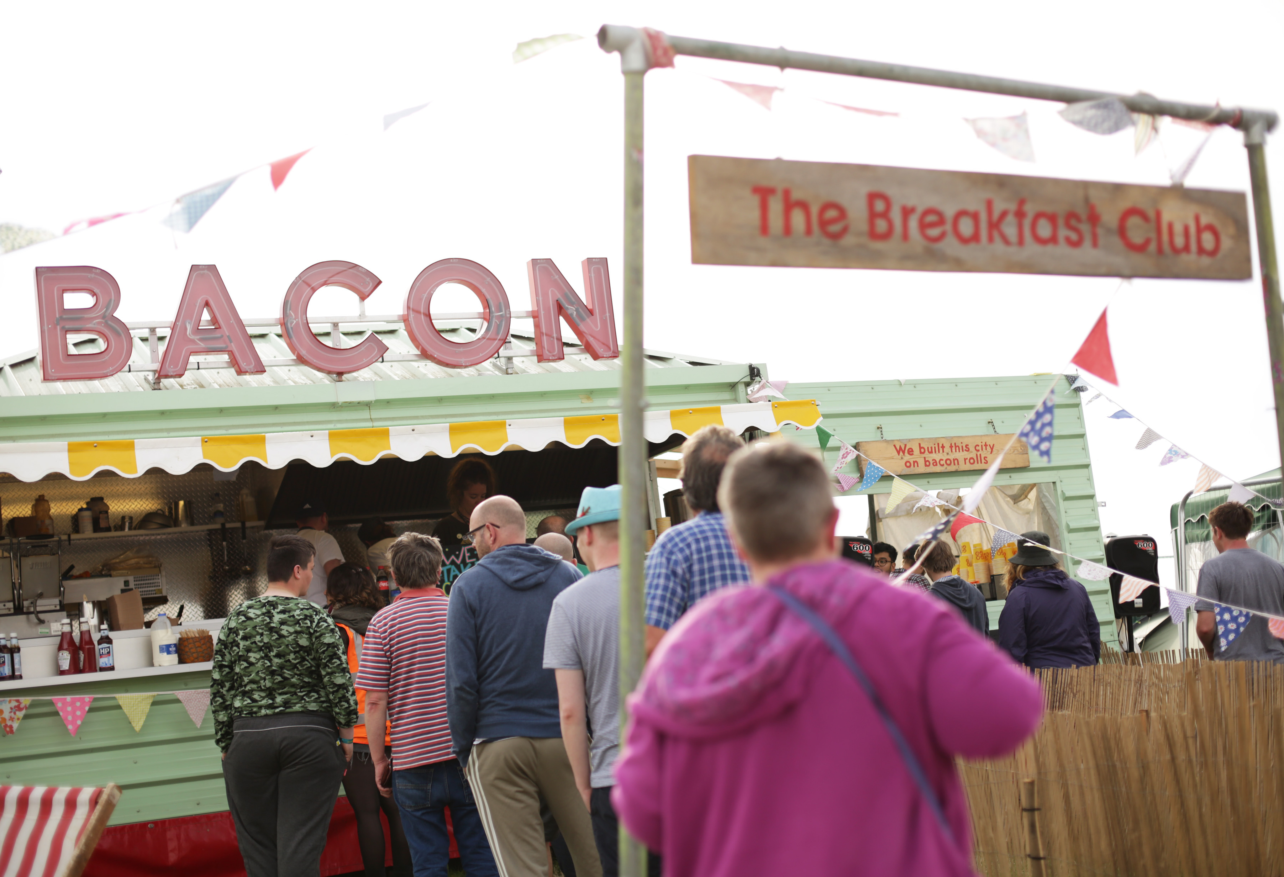 Festivalgoers grab breakfast at glastonbury 2015