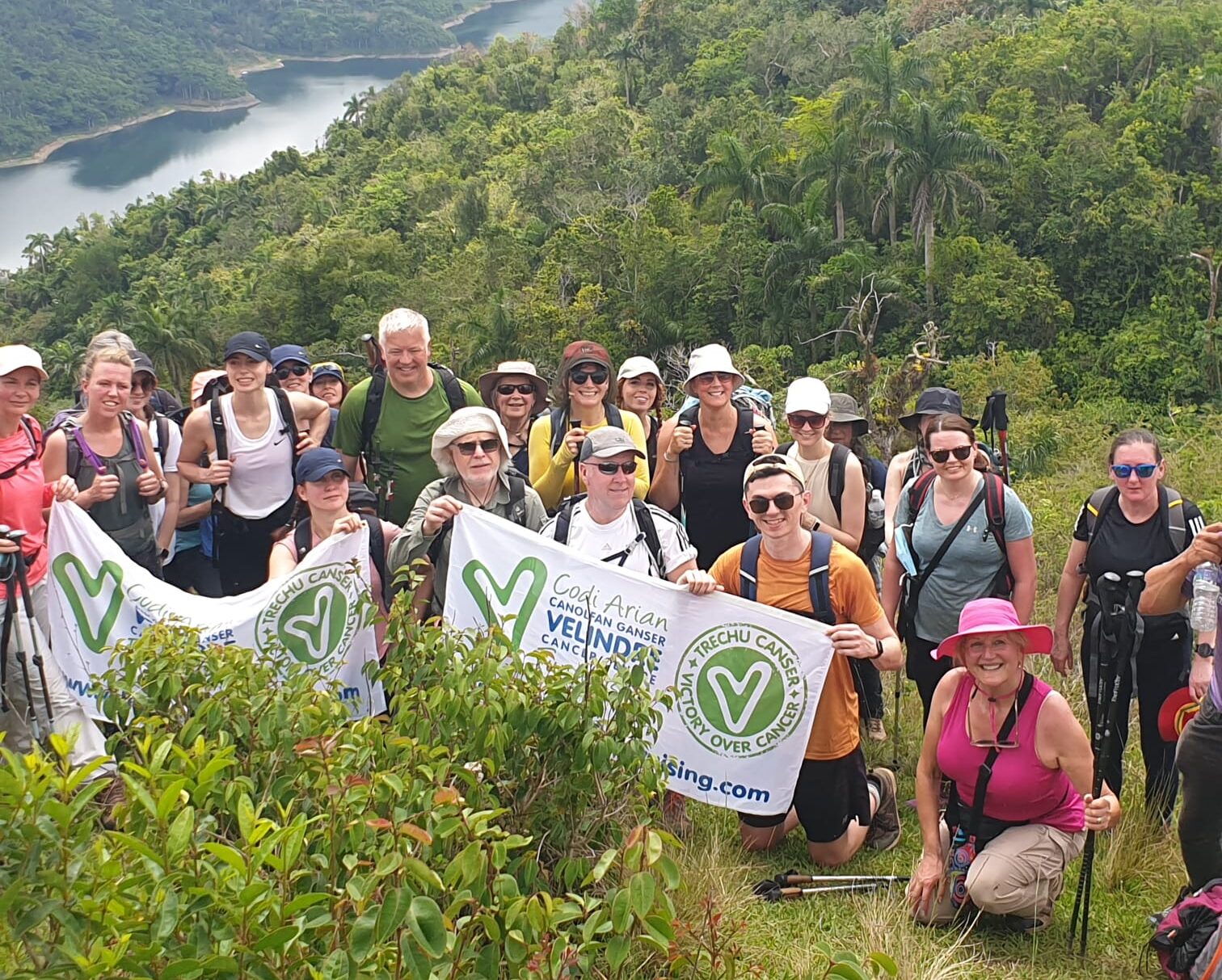 Derek está con otros en un viaje de recaudación de fondos para el Centro de Cáncer Velindre. 