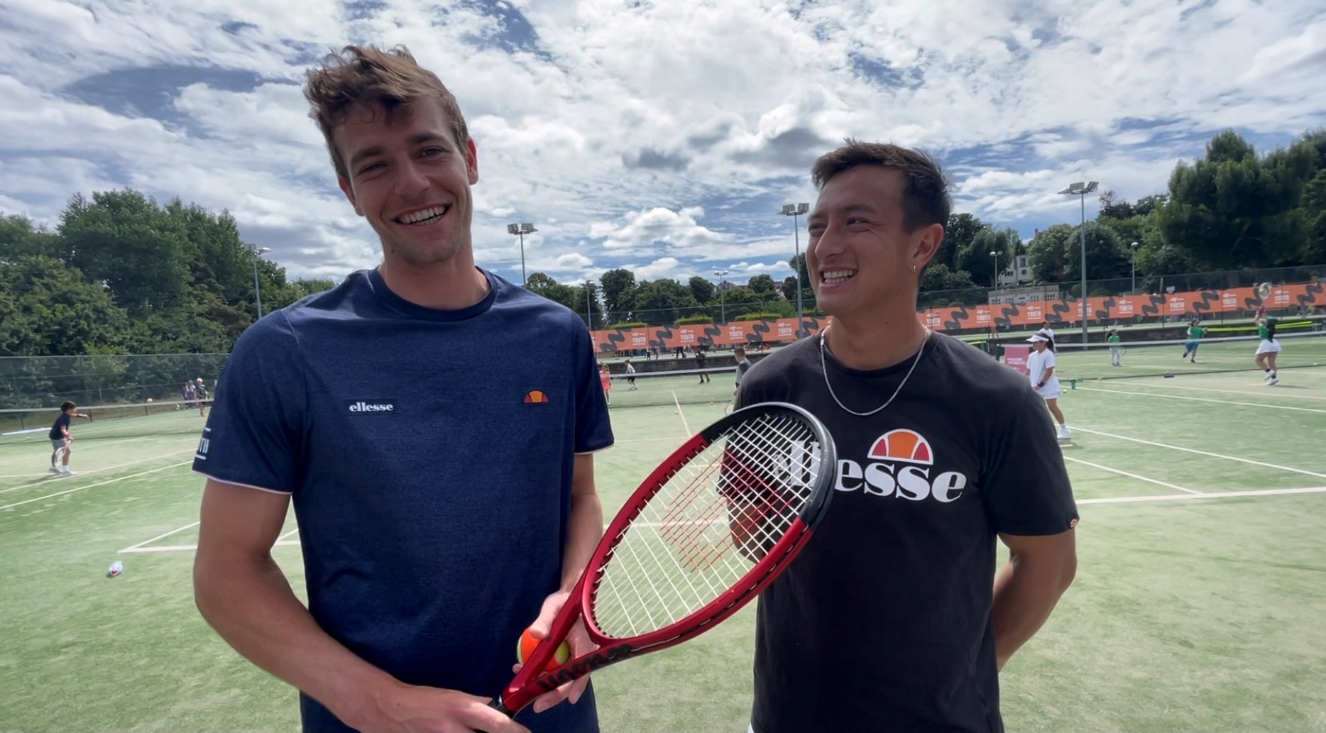 Alastair Gray (à gauche) et Ryan Peniston parlent avec PA à Wimbledon Park lors d'un événement de tennis communautaire organisé par la LTA (Laura Parnaby/PA).