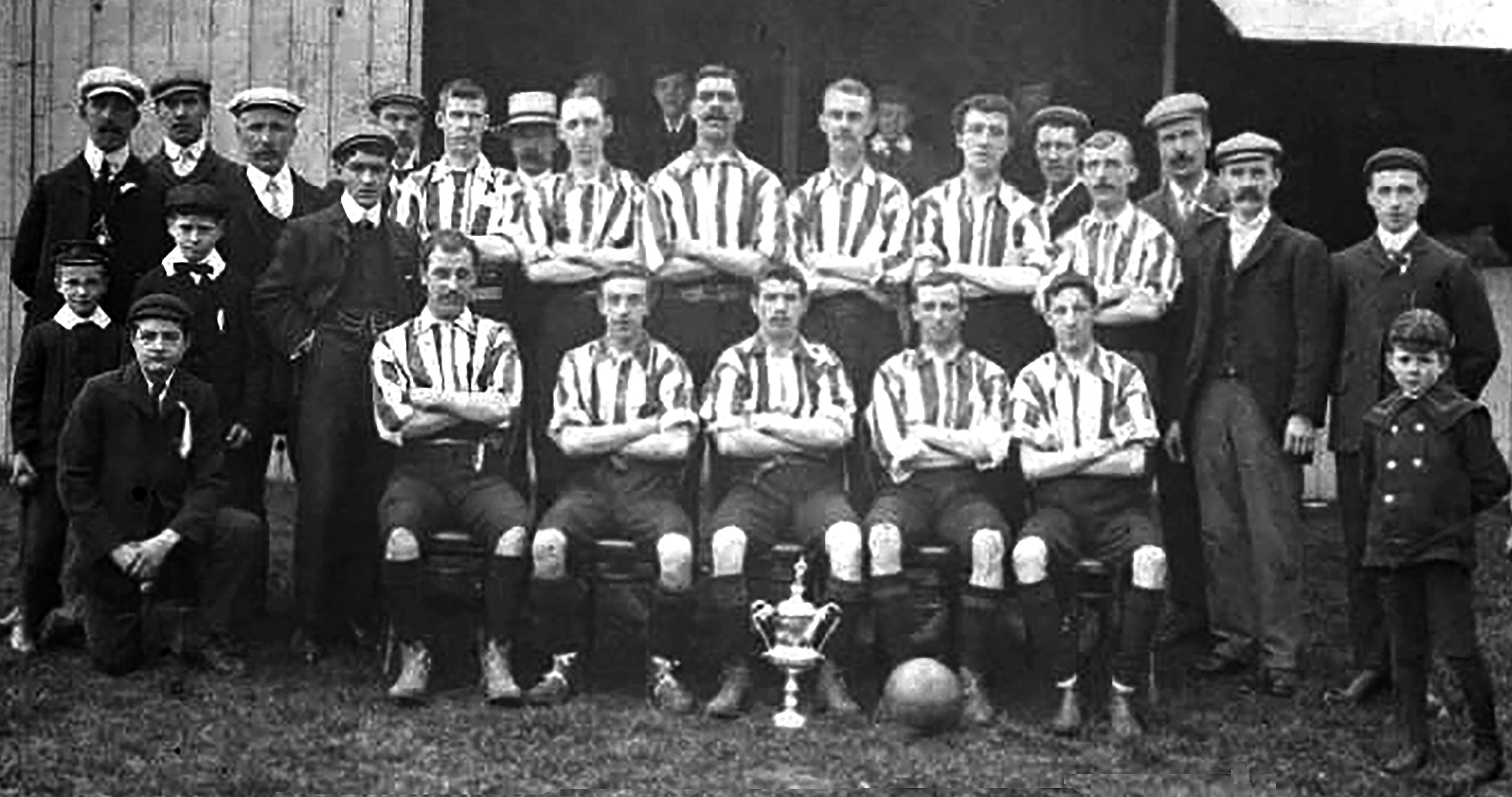 Équipe de football (soccer) des facteurs de Sheffield (district ouest) 1906 - Vainqueurs de la coupe