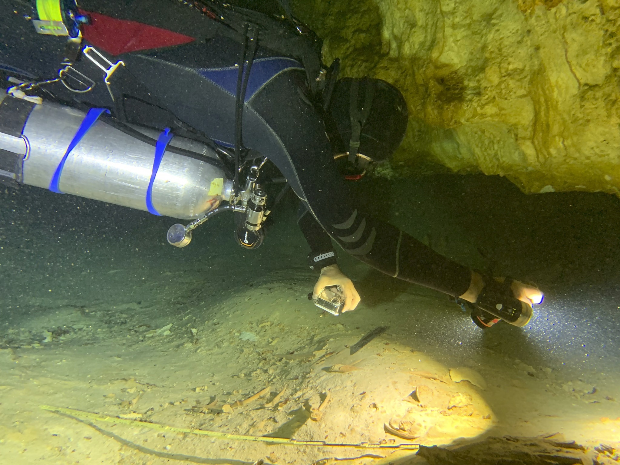 Вертикальная пещера затоплена водой можно найти уровень. Подводные пещеры Мексики. Ординская подводная пещера. Пещерные дайверы. Подводная пещера у берегов Мексики.