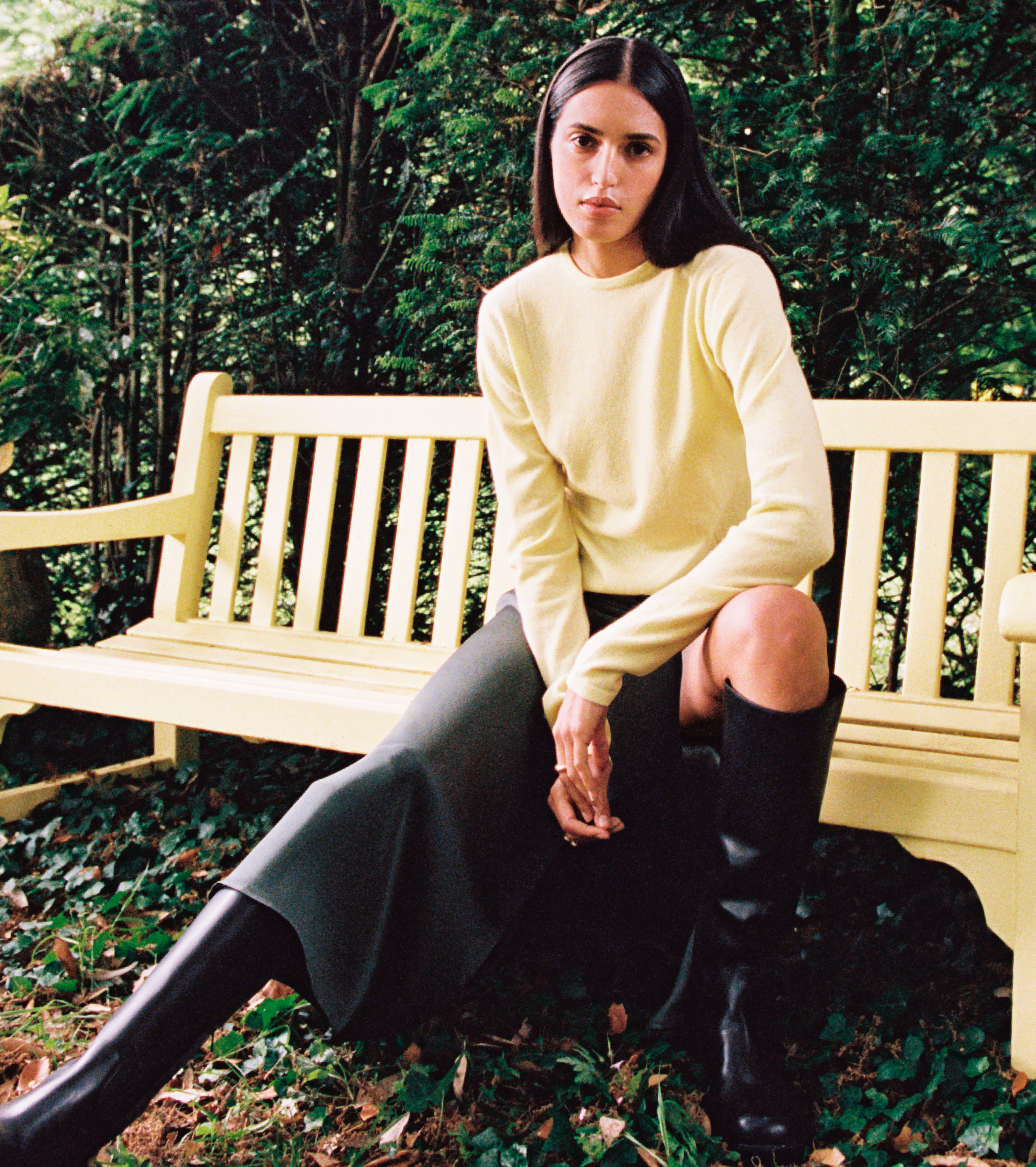 The yellow cashmere sweater matching the benches of Highgrove 