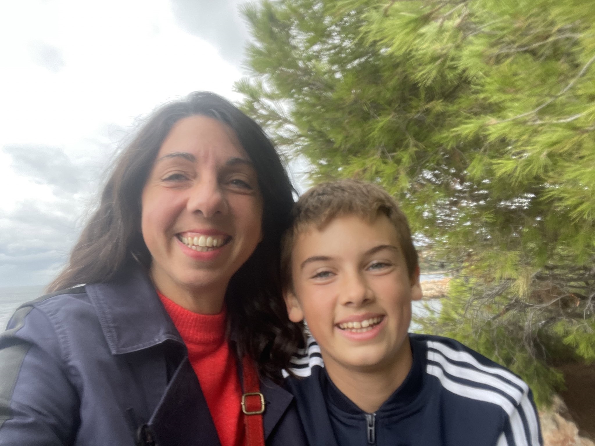 Alexia Leachman (left) with her England-supporting daughter Lila, 12