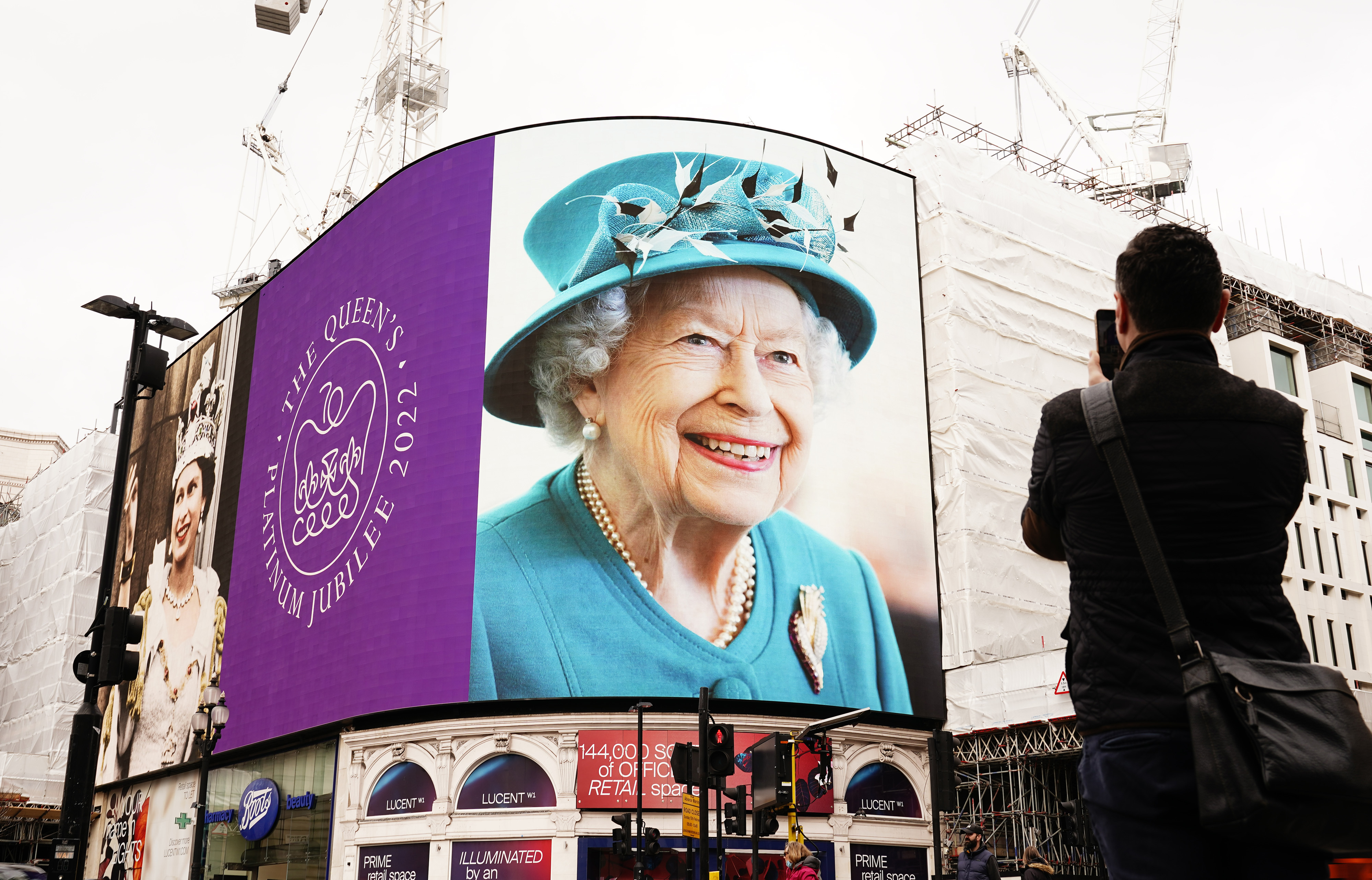 Queen's image at Piccadilly Circus