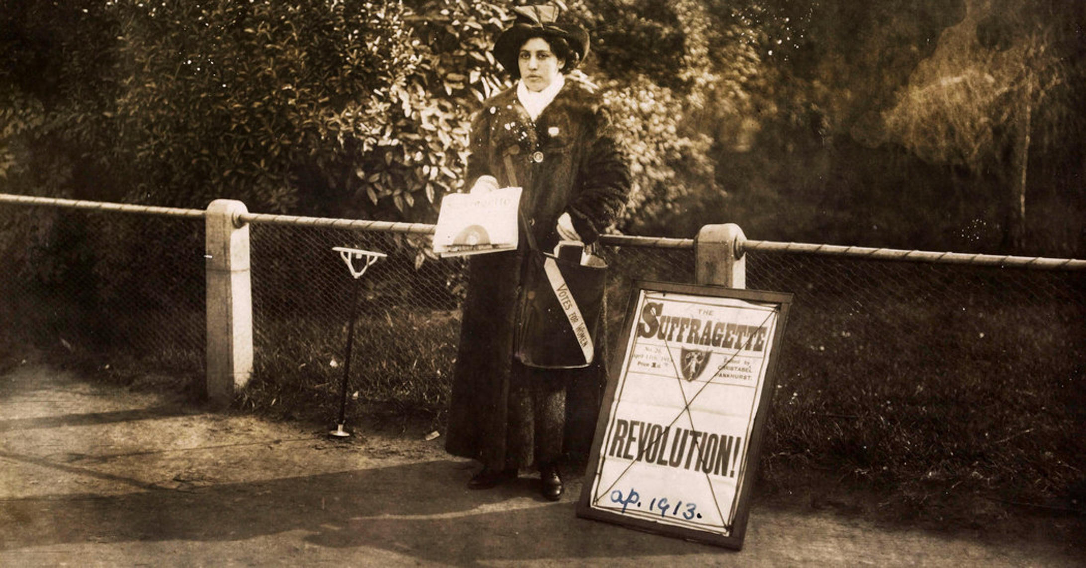 Sophia Duleep Singh selling Sufragette subscriptions in 1913 