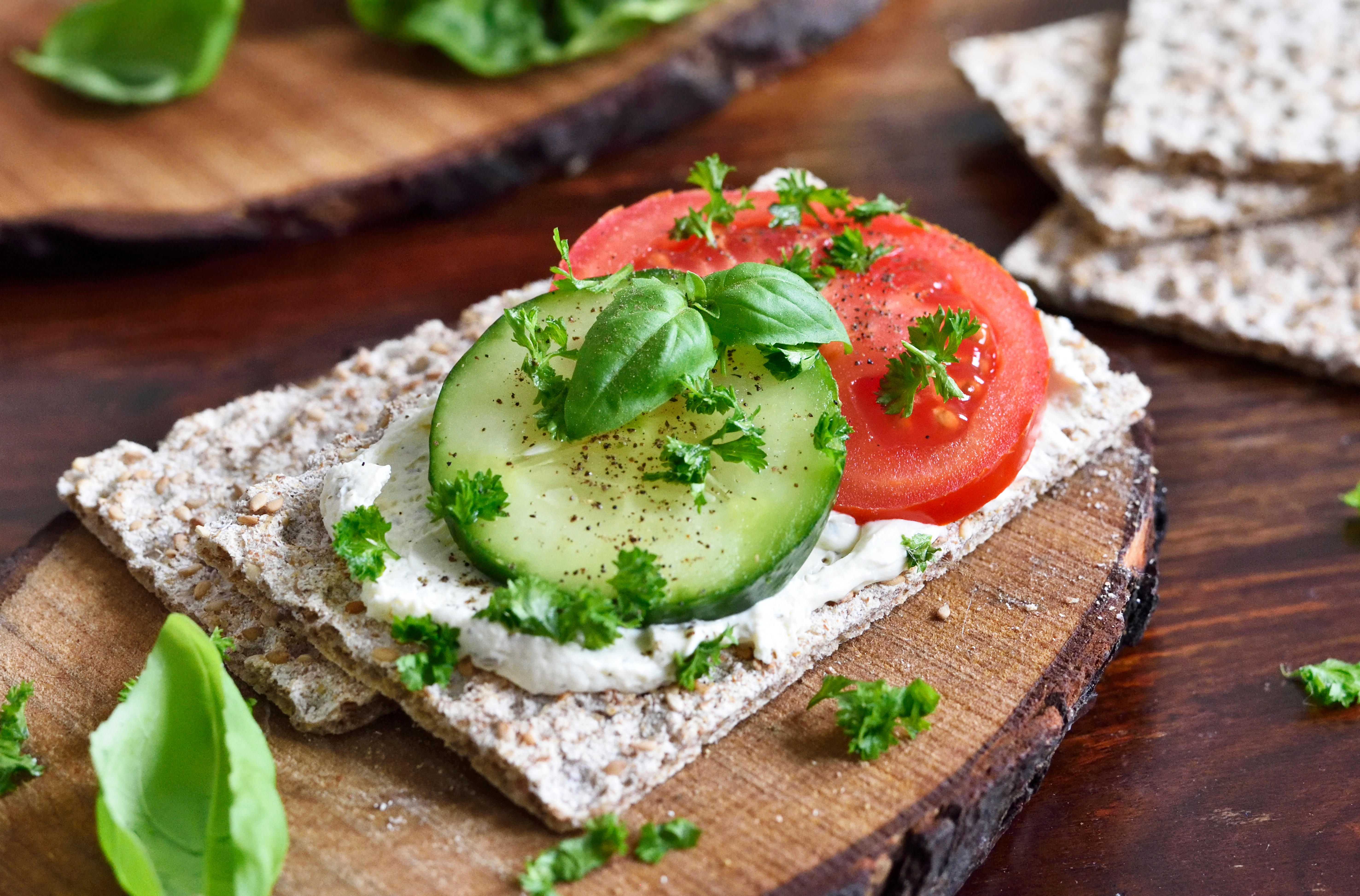 Crisp bread with humous, tomato and cucumber