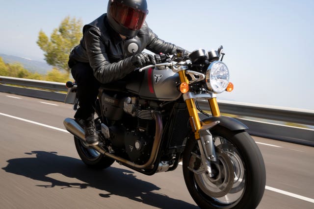 triumph thruxton riding position