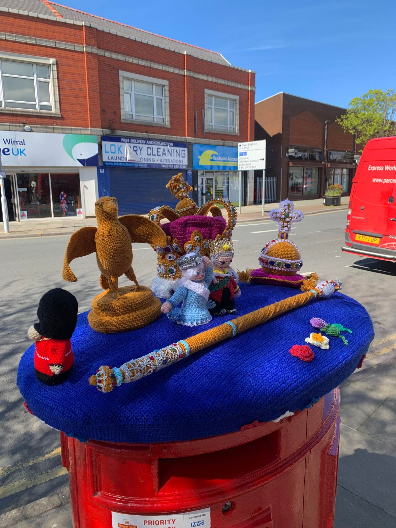 Crocheted postbox topper