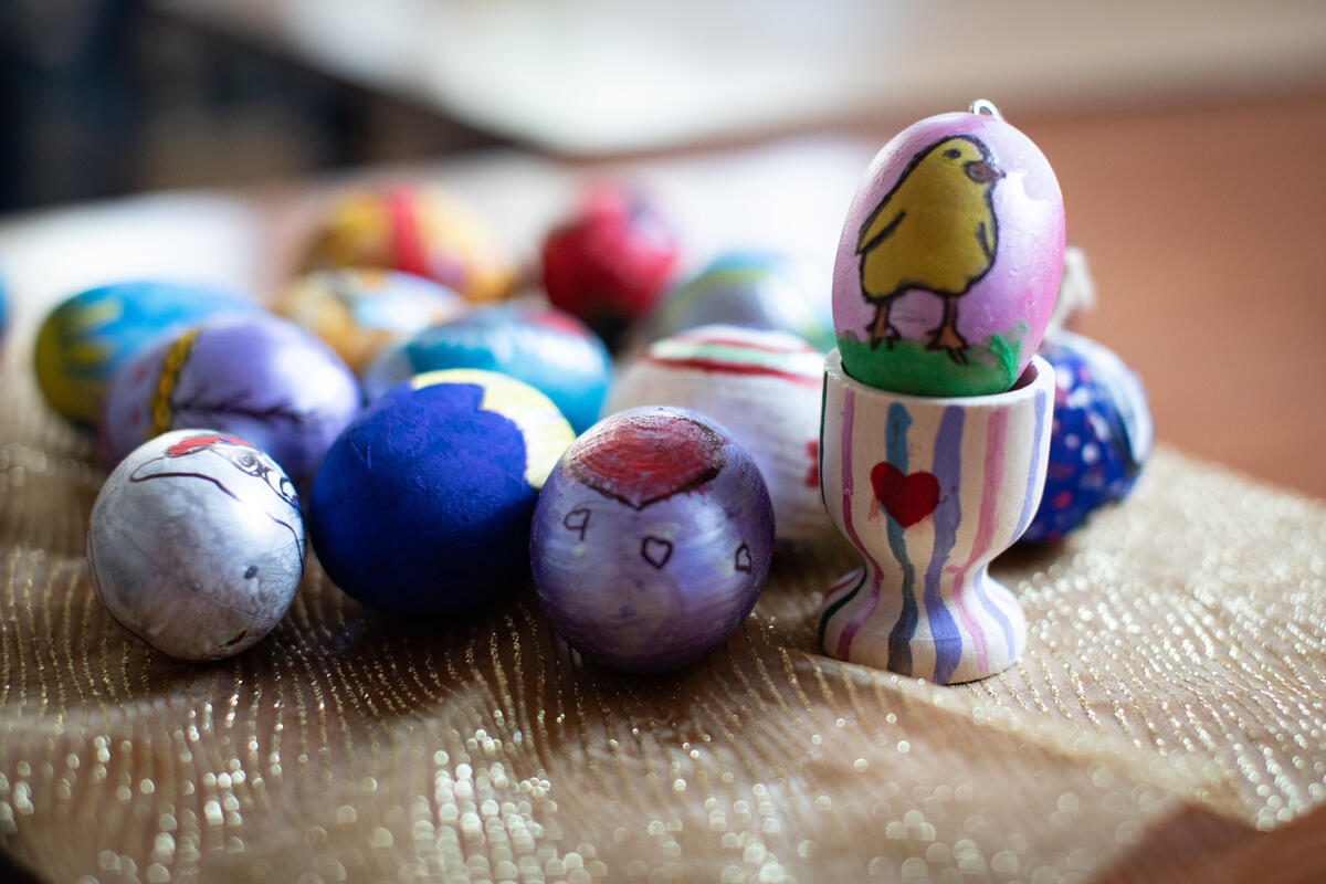 Different coloured eggs on a table 
