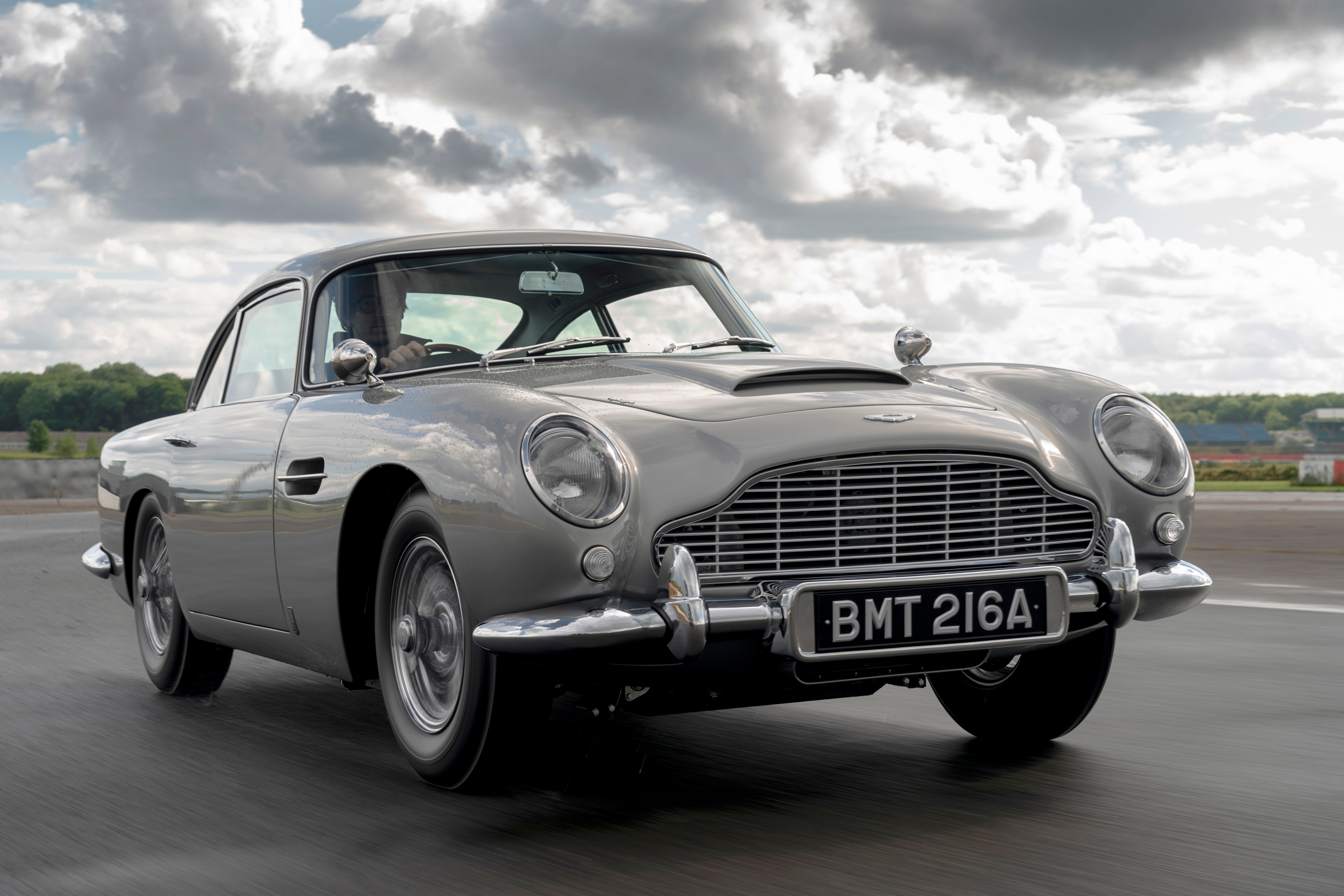 Машина дже. Aston Martin db5. Aston Martin db5 007. Aston Martin db5 Джеймса Бонда. Aston Martin db5 автомобиль Джеймса Бонда.