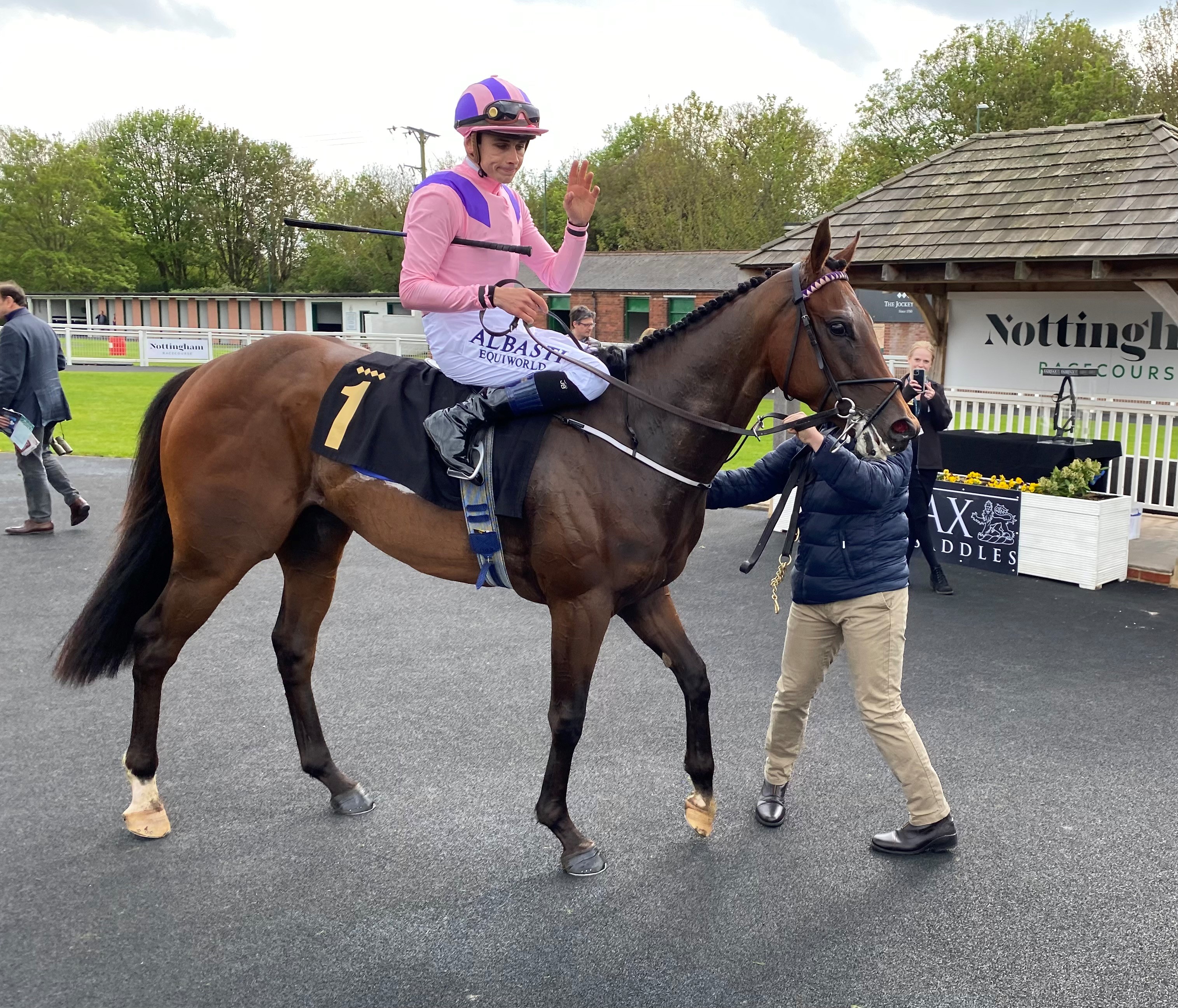 Thunderbear provides IIrish handler Jack Davison with a first UK winner