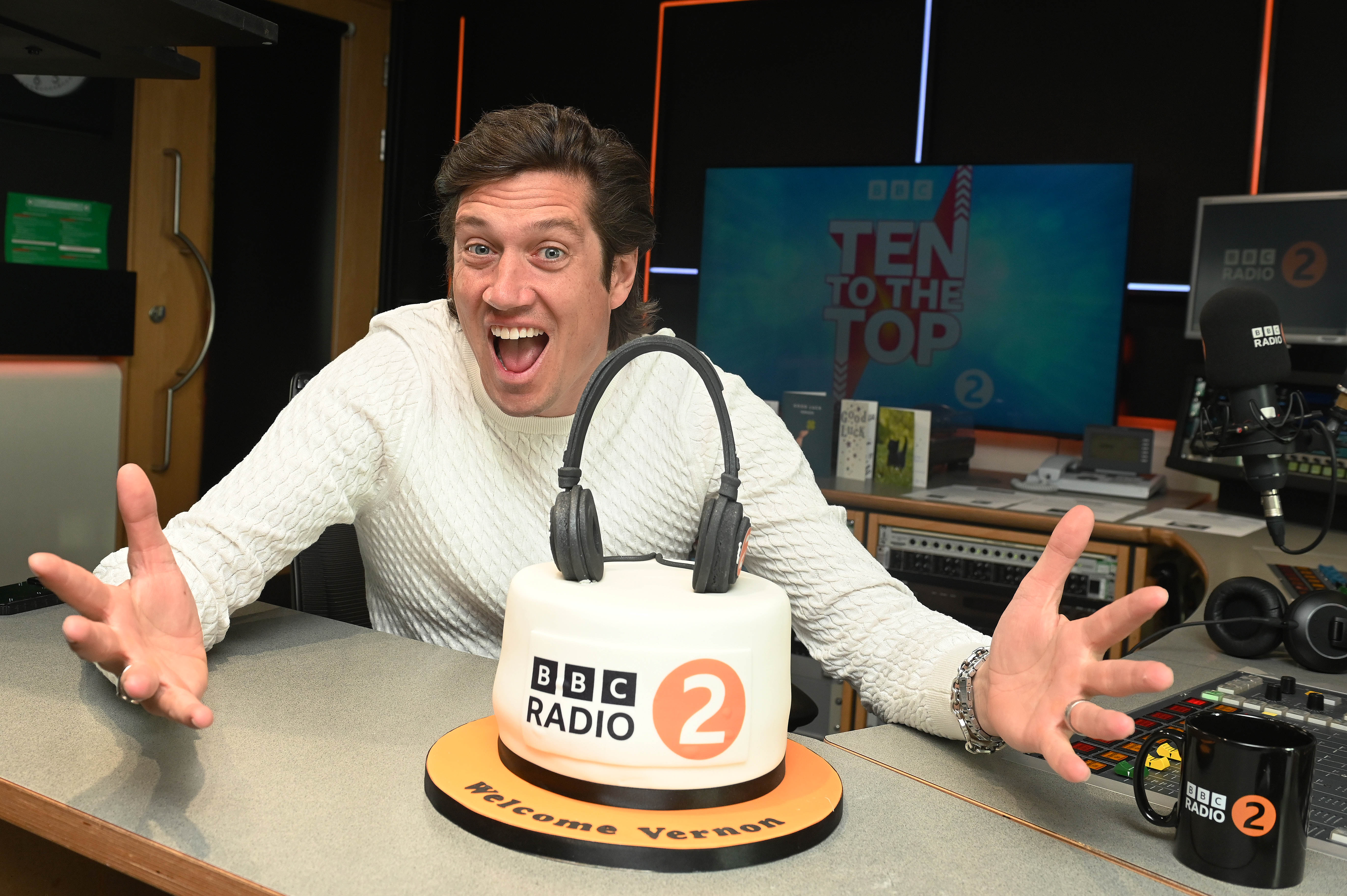Vernon Kay with his special cake 