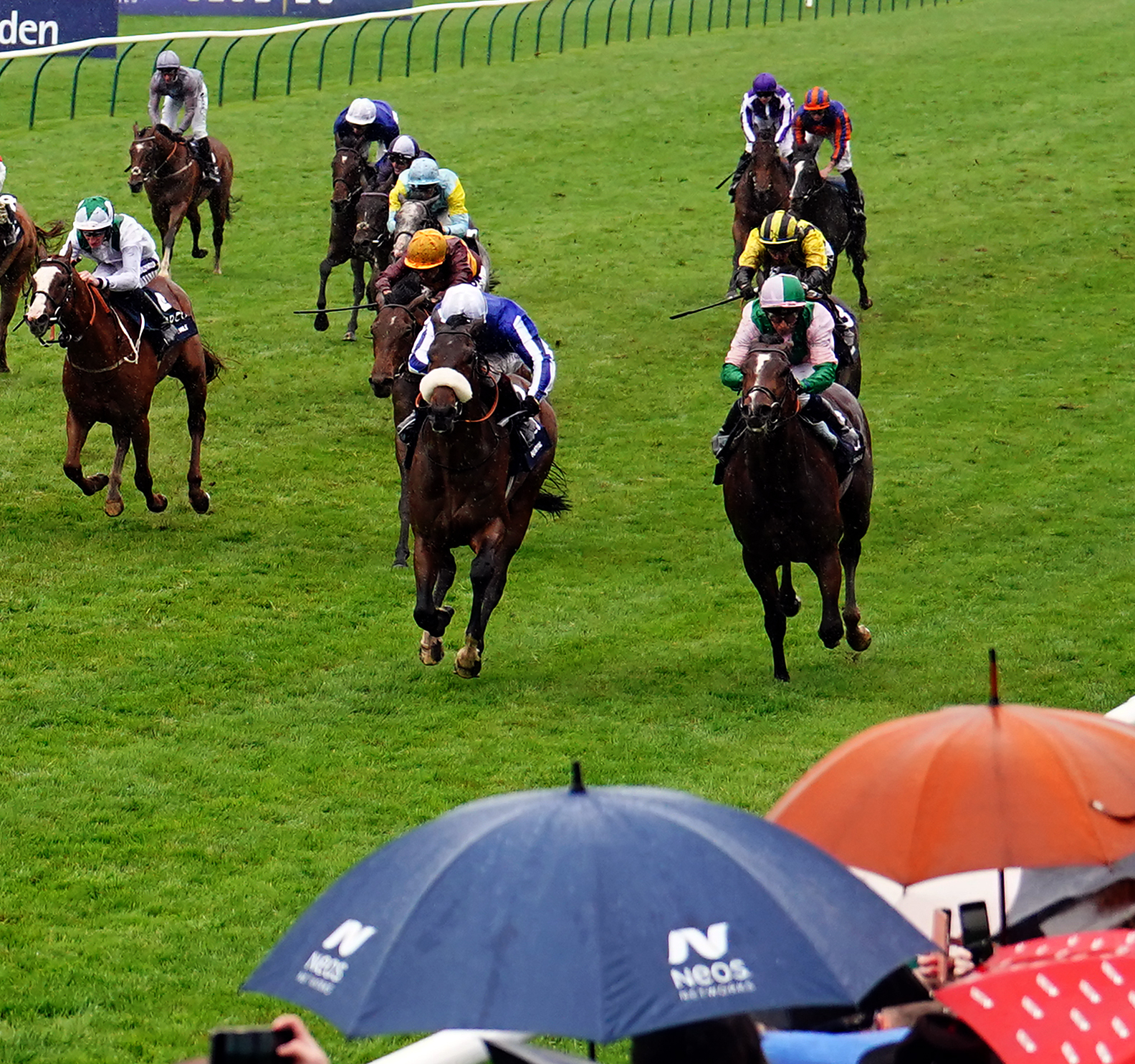 Little separated Hi Royal (left) and Royal Scotsman (right) in the 2000 Guineas 