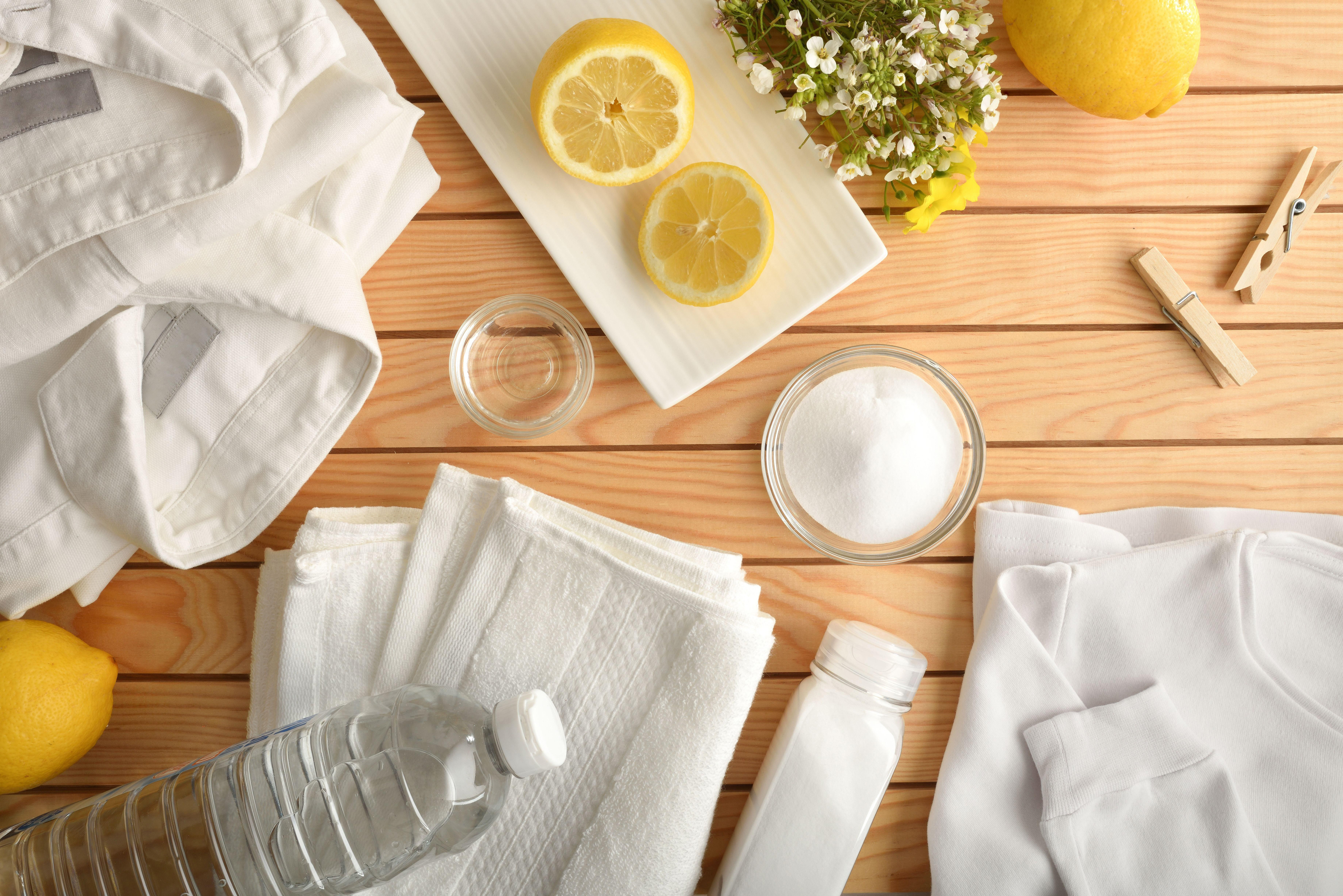Home remedy for washing clothes in a sustainable and natural way with lemon, bicarbonate and vinegar