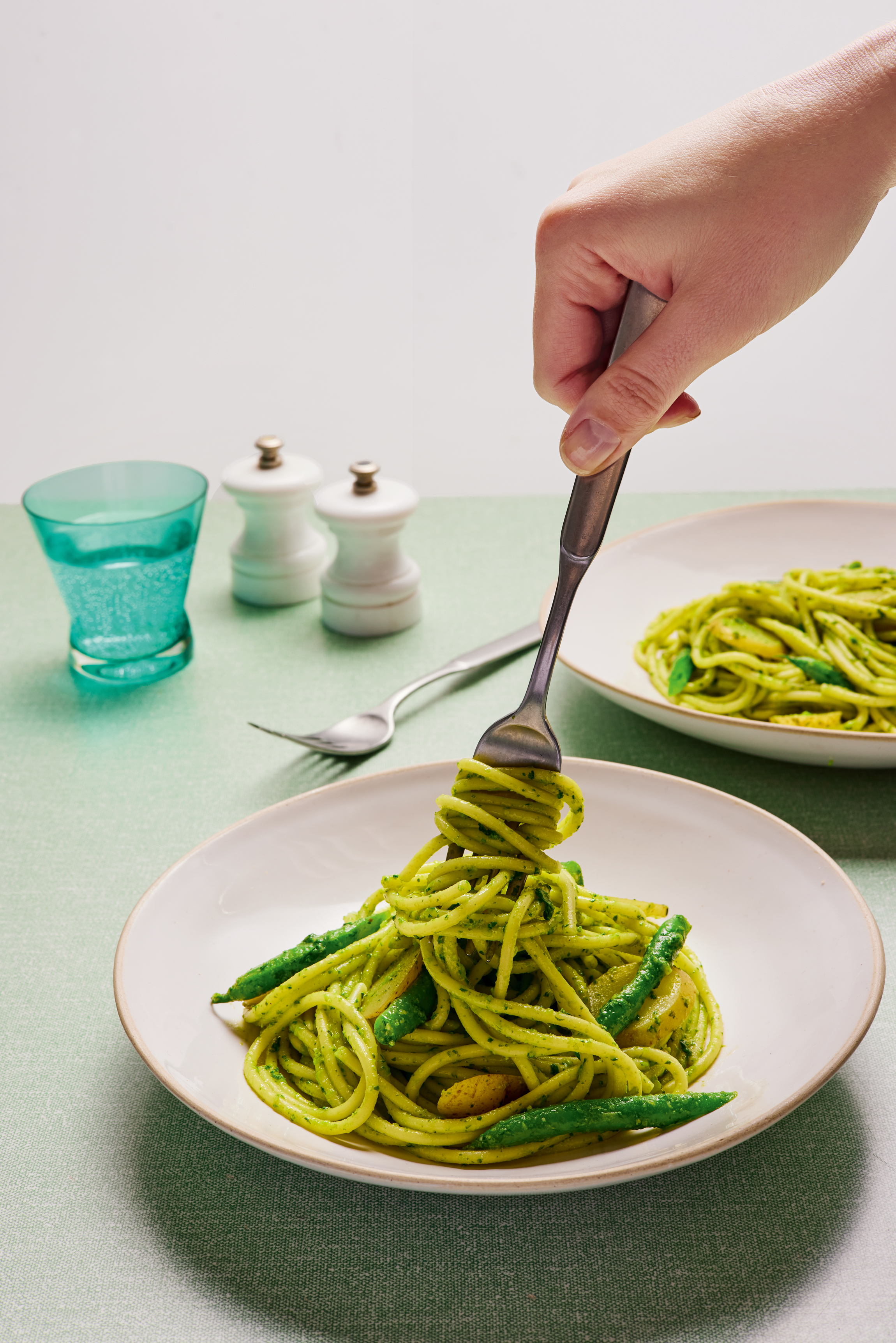 Pesto green bean spaghetti from Pinch of Nom: Budget