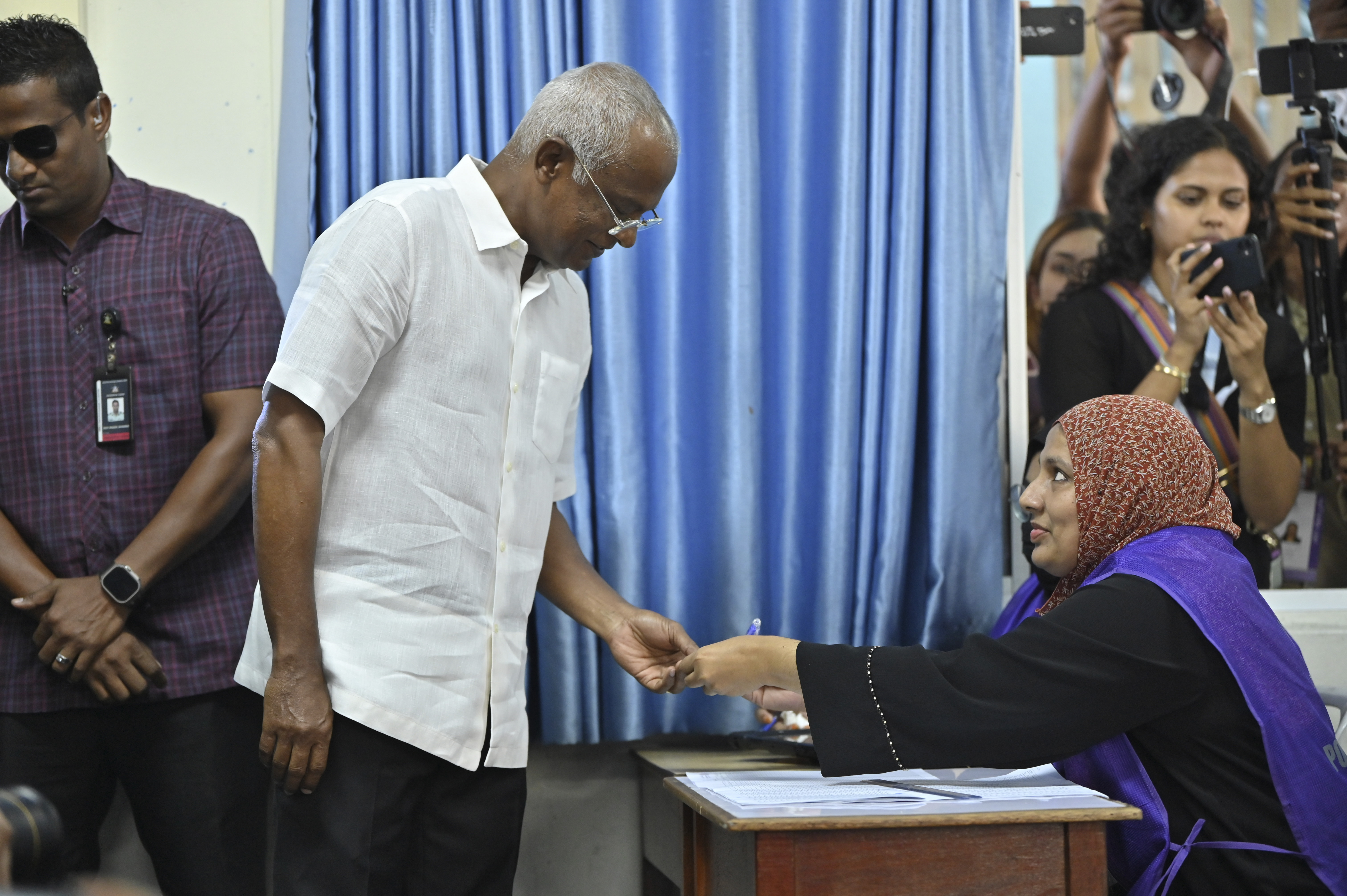 President Ibrahim Mohamed Solih Casts his vote at a polling station 