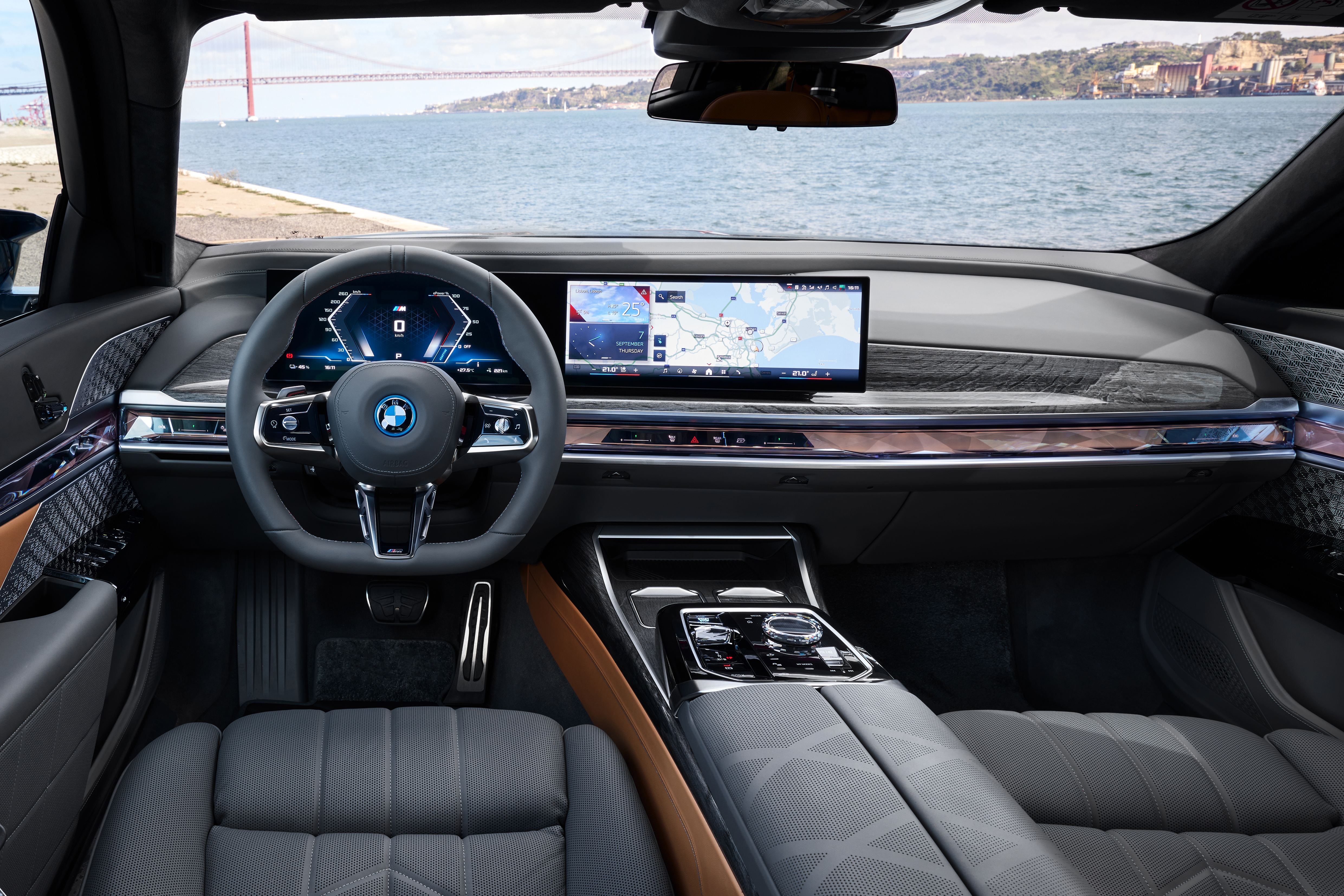 BMW i7 M70