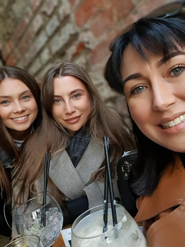 Royal Artillery Gunner Jaysley Beck, left, sister Emilli, and right, mother Leighann McCready