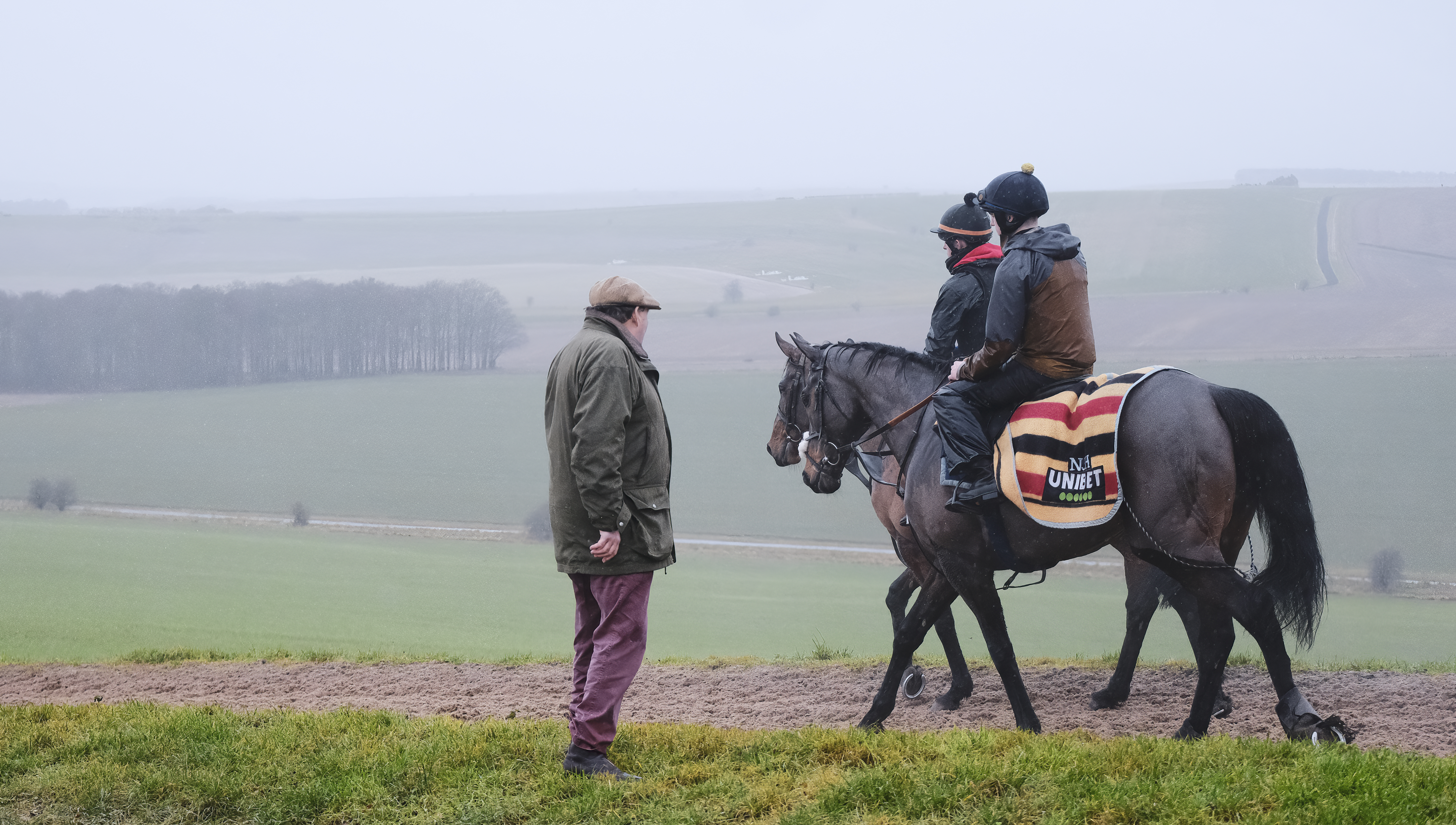 Nicky Henderson oversees morning work 