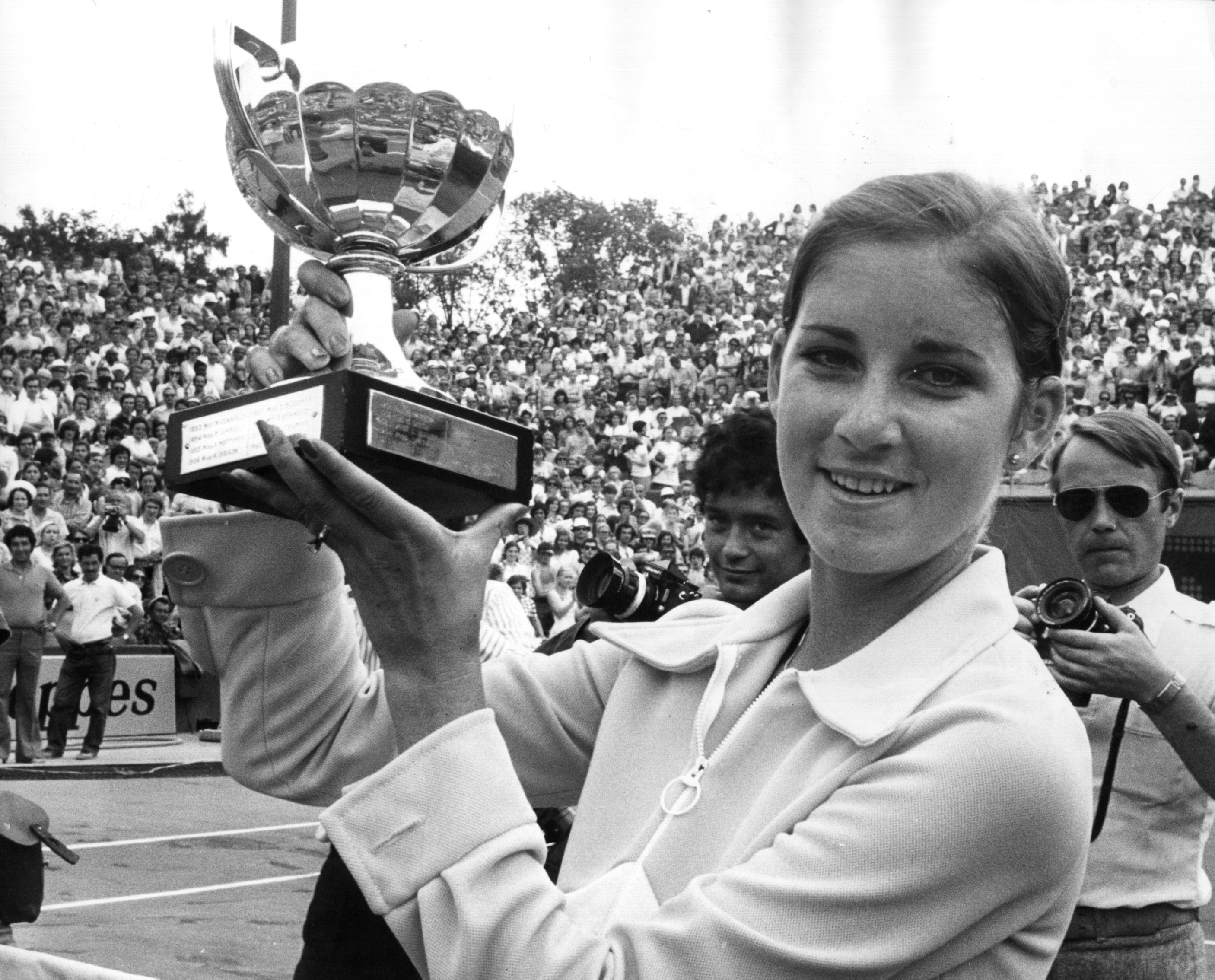 Chris Evert lifts the Coupe Suzanne Lenglen