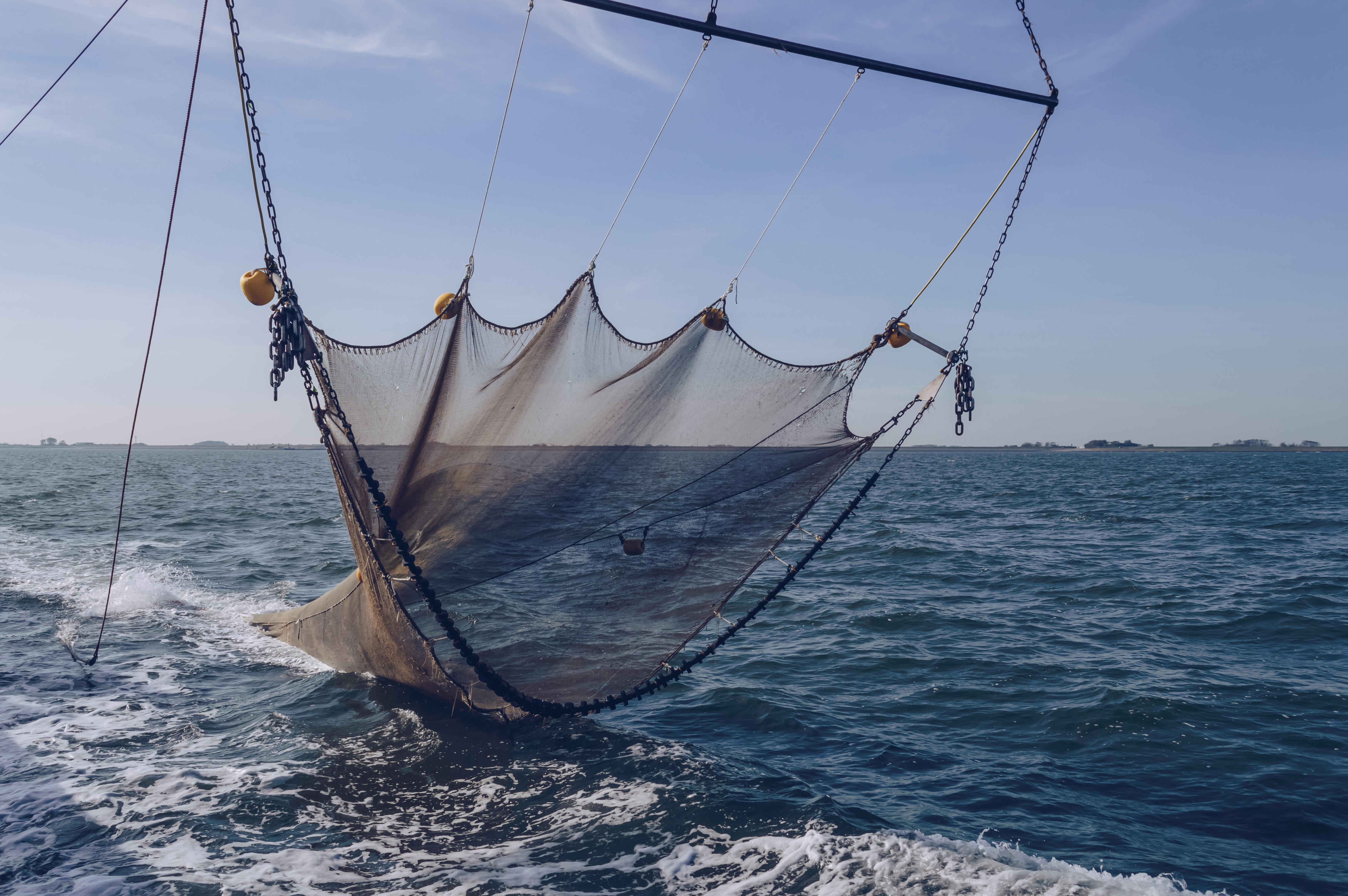 A straightened trawler net goes down to the sea bottom 