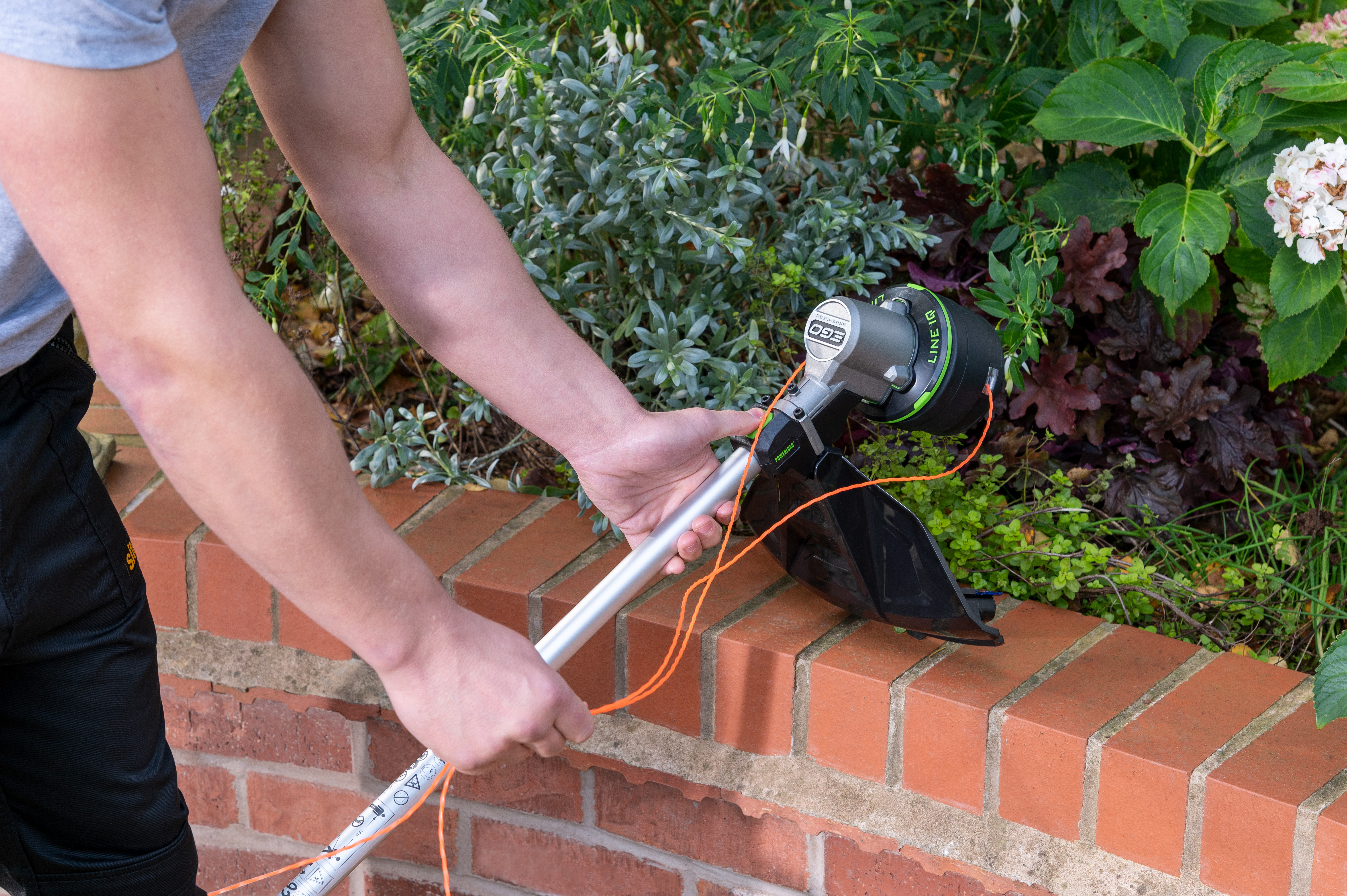 Replacing the line of a grass trimmer by pushing a button (Ego/PA)