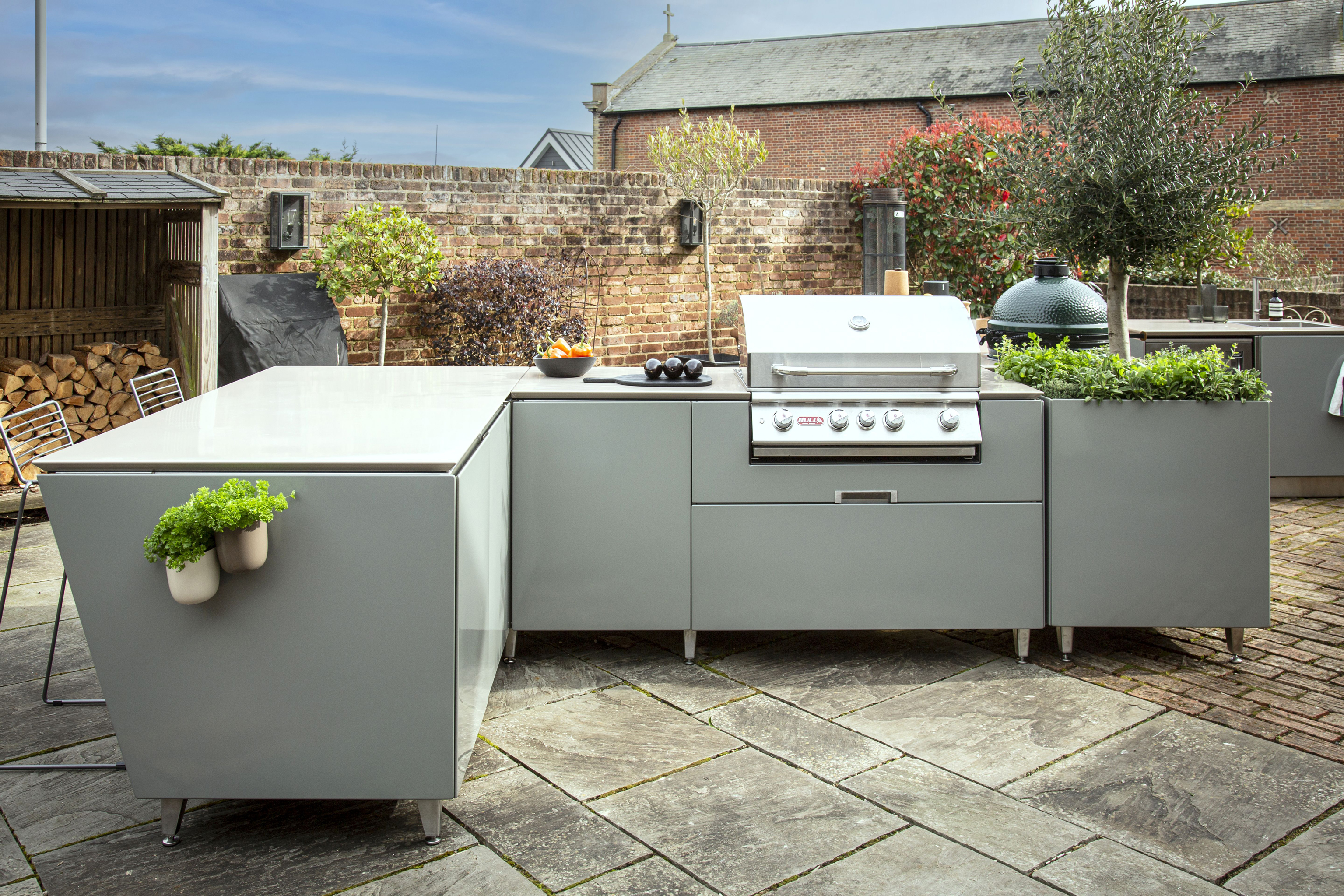 Vlaze modular outdoor kitchen