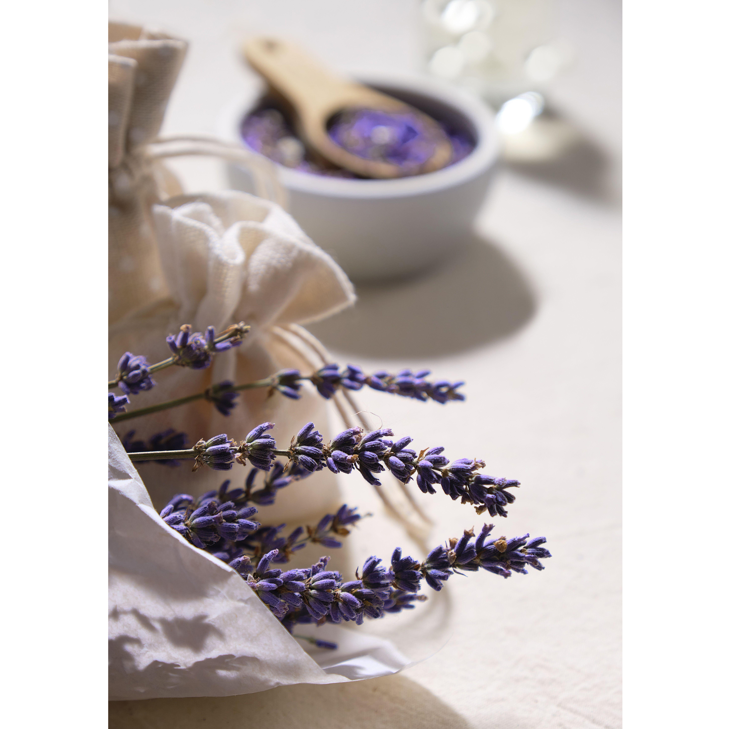 Dried lavender flowers with pestle and mortar