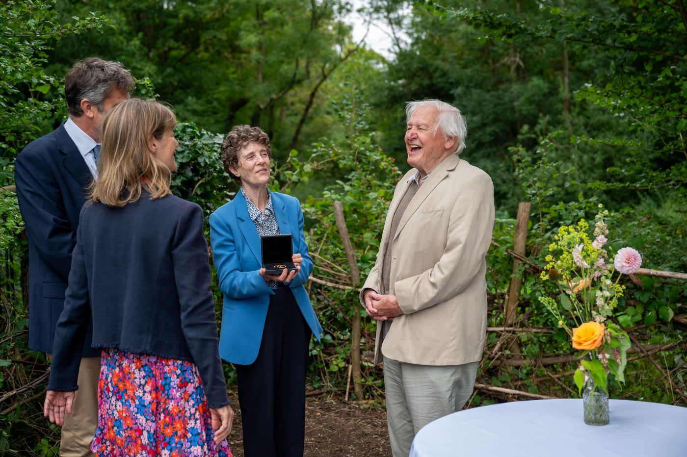 Charlotte Lane presents Sir David Attenborough with the Rothschild medal. 