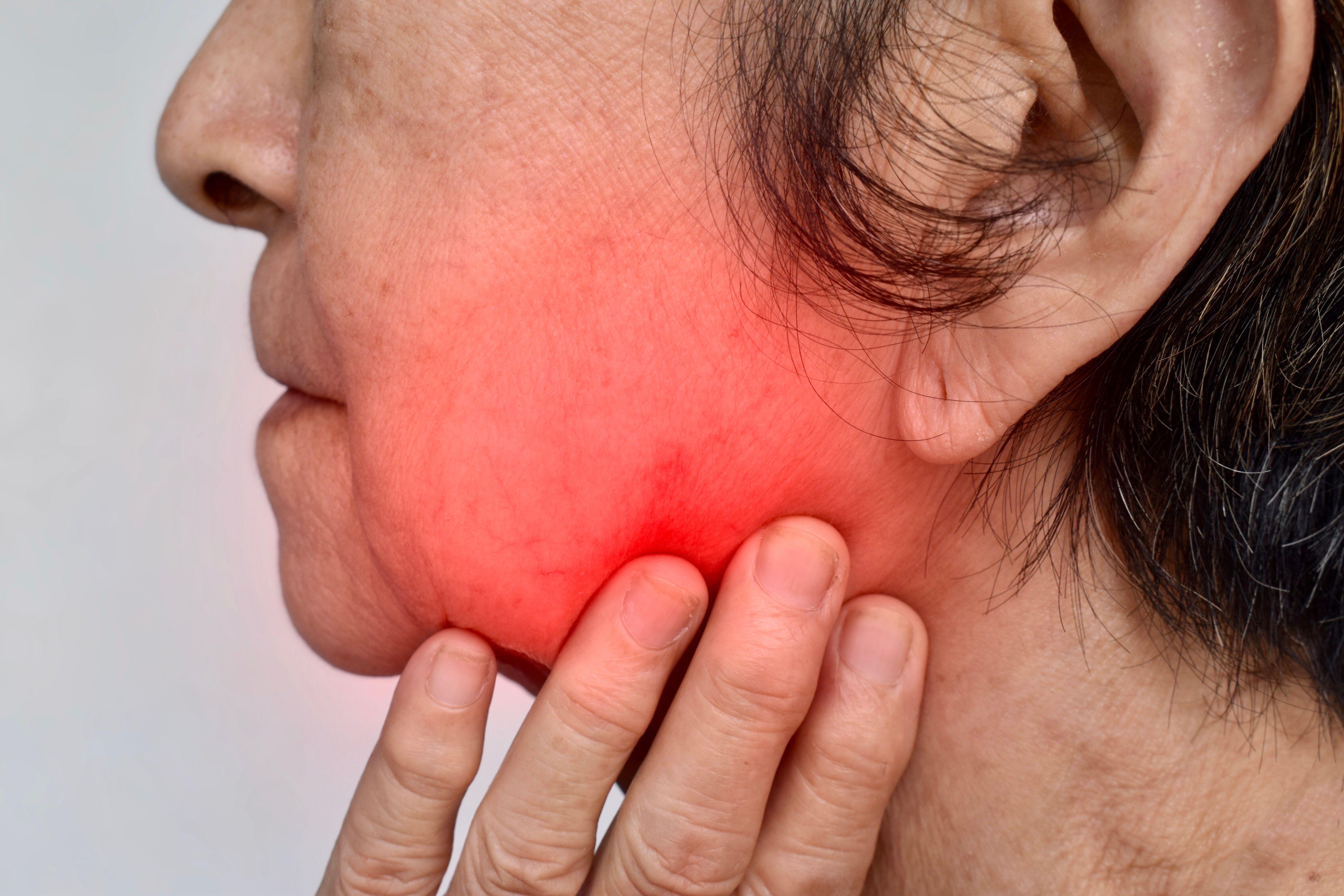 Middle-aged woman with an inflamed jaw 