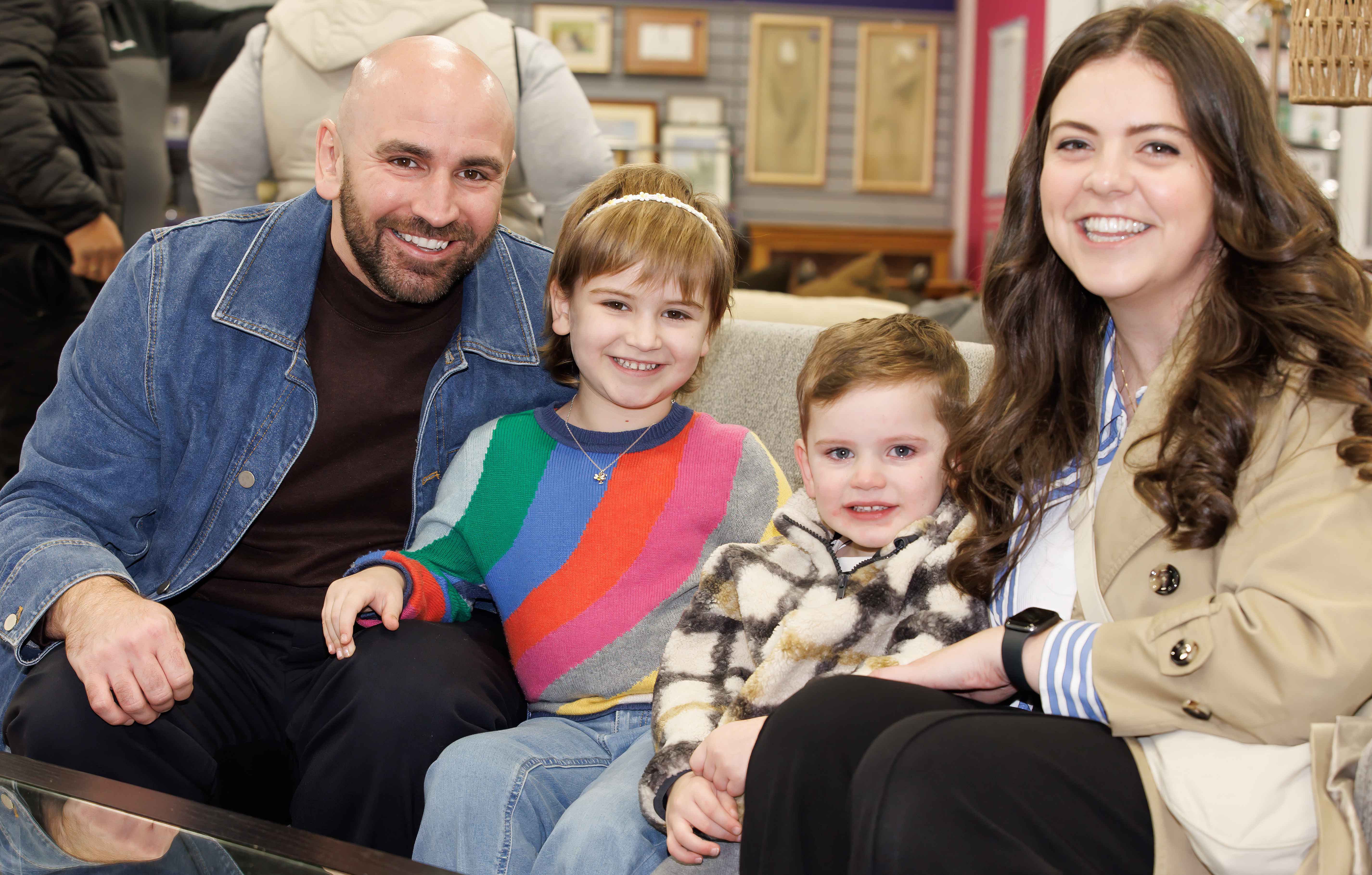 Fearne Stewart with her parents and brother sat on a sofa