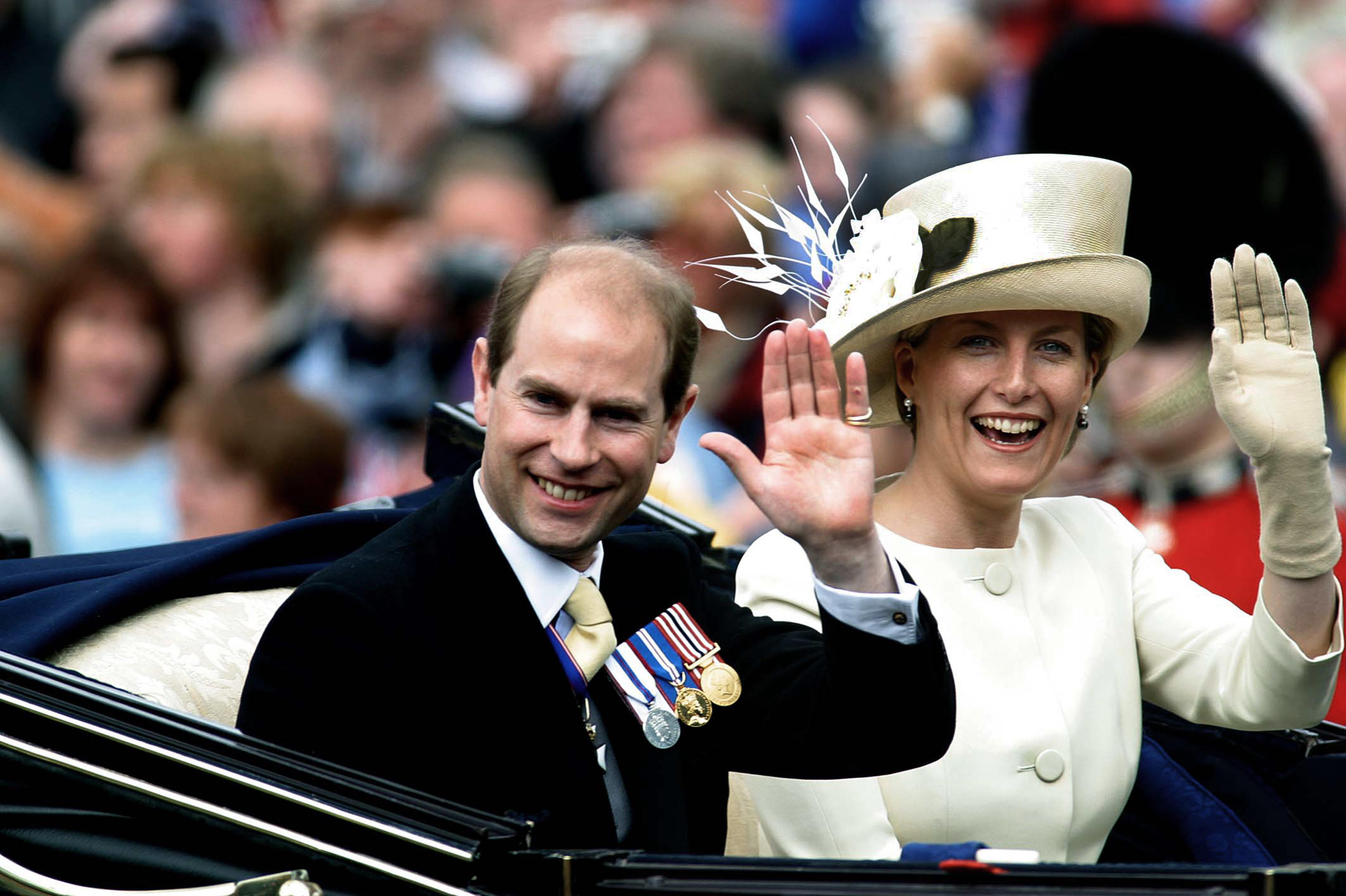 A carriage carrying the Duke and Countess of Wessex departs from Buckingham Palace ahead of Queen Elizabeth II on her ceremonial journey through London to St. Paul's cathedral where the Queen attended a thanksgiving service to mark her Golden Jubilee. Cel