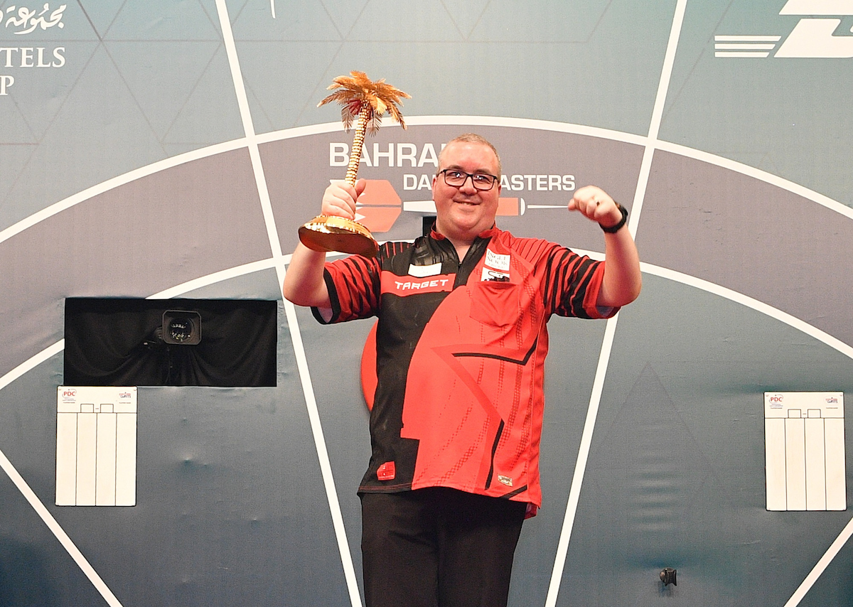 Stephen Bunting holds the Bahrain Masters trophy 