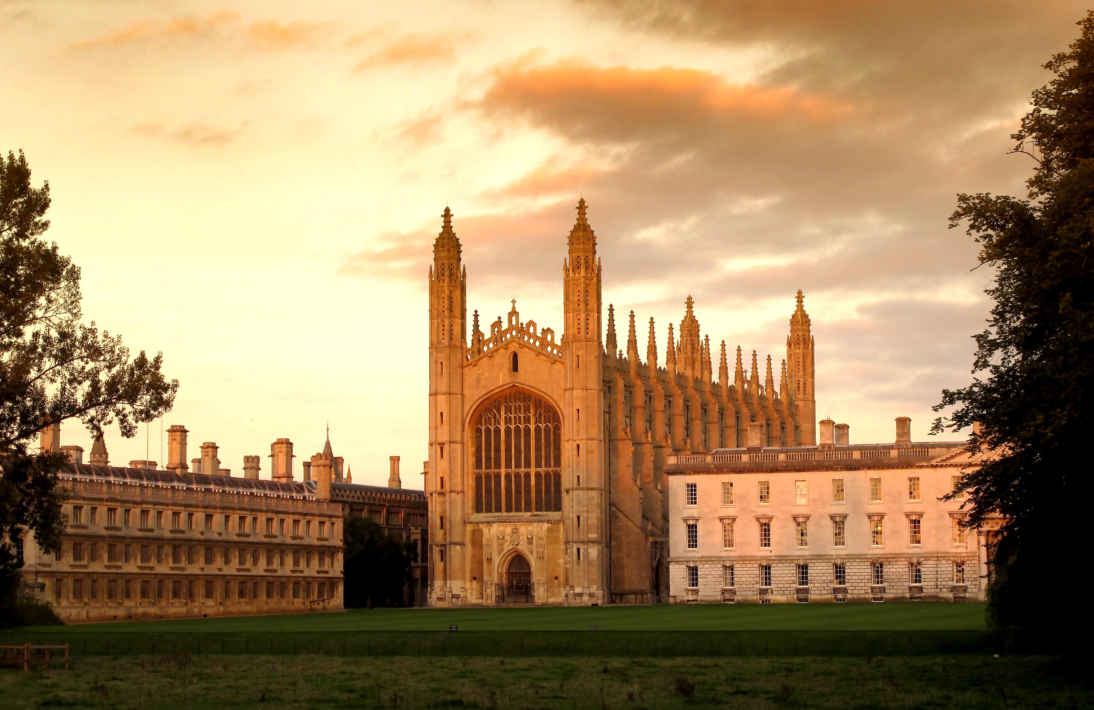 A view of King's College chapel flanked by King's College and Clare College in evening light