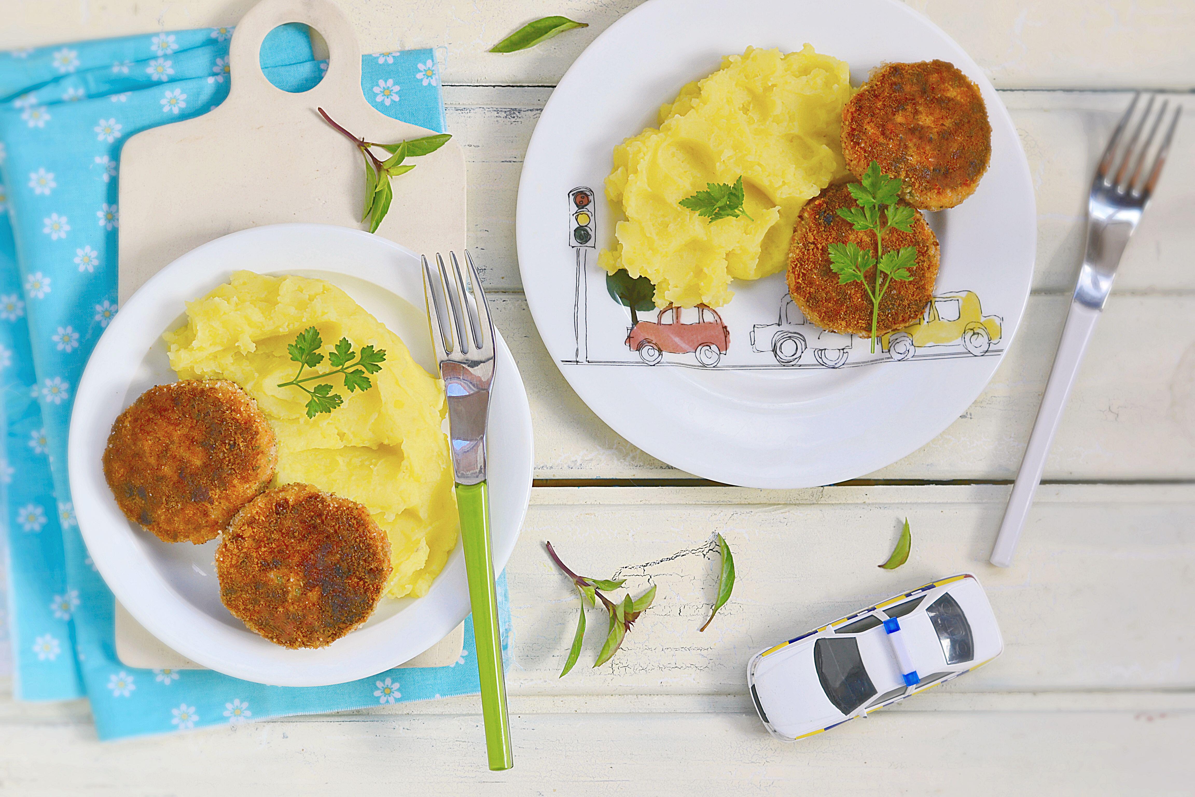 Fish cutlets with mashed potatoes on plates