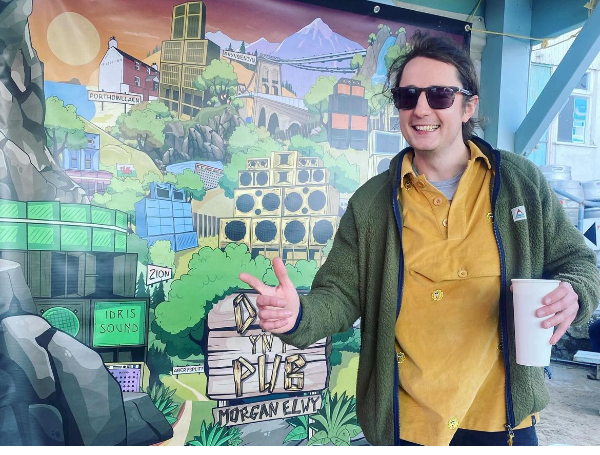Morgan in front of his Dub yn y Pub poster 