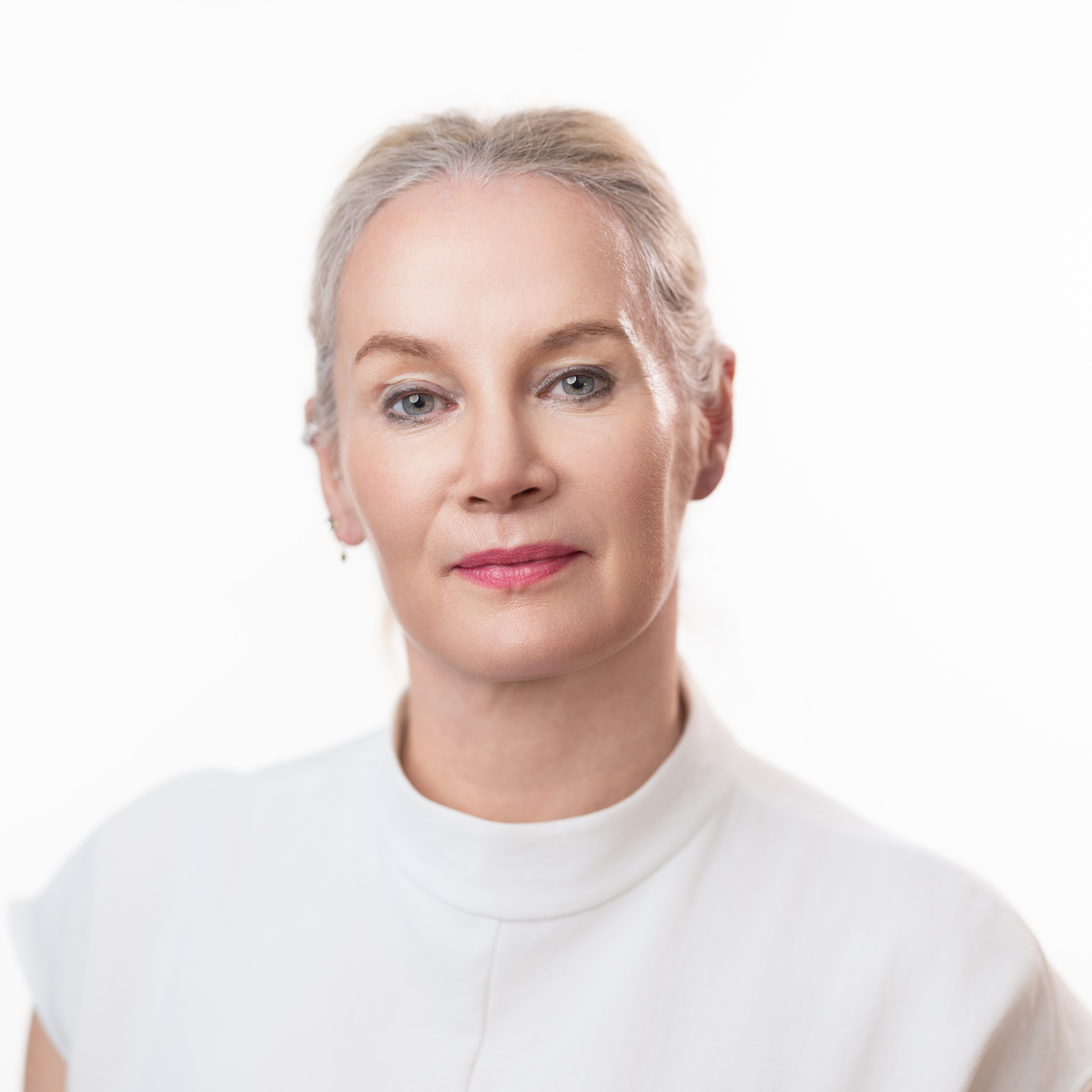 Headshot of Dr Suzanne Crowe