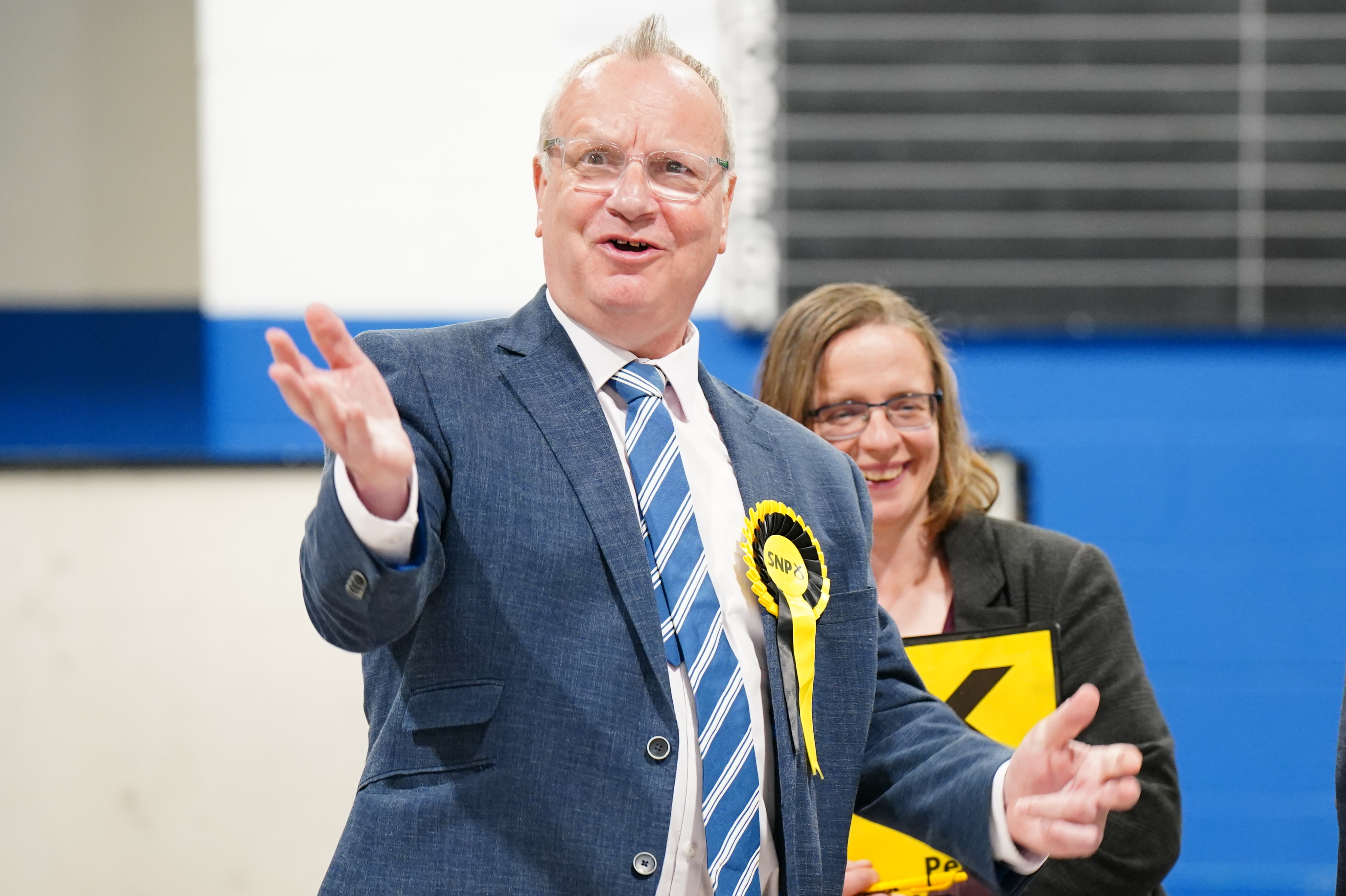Pete Wishart speaks to onlookers at an election count