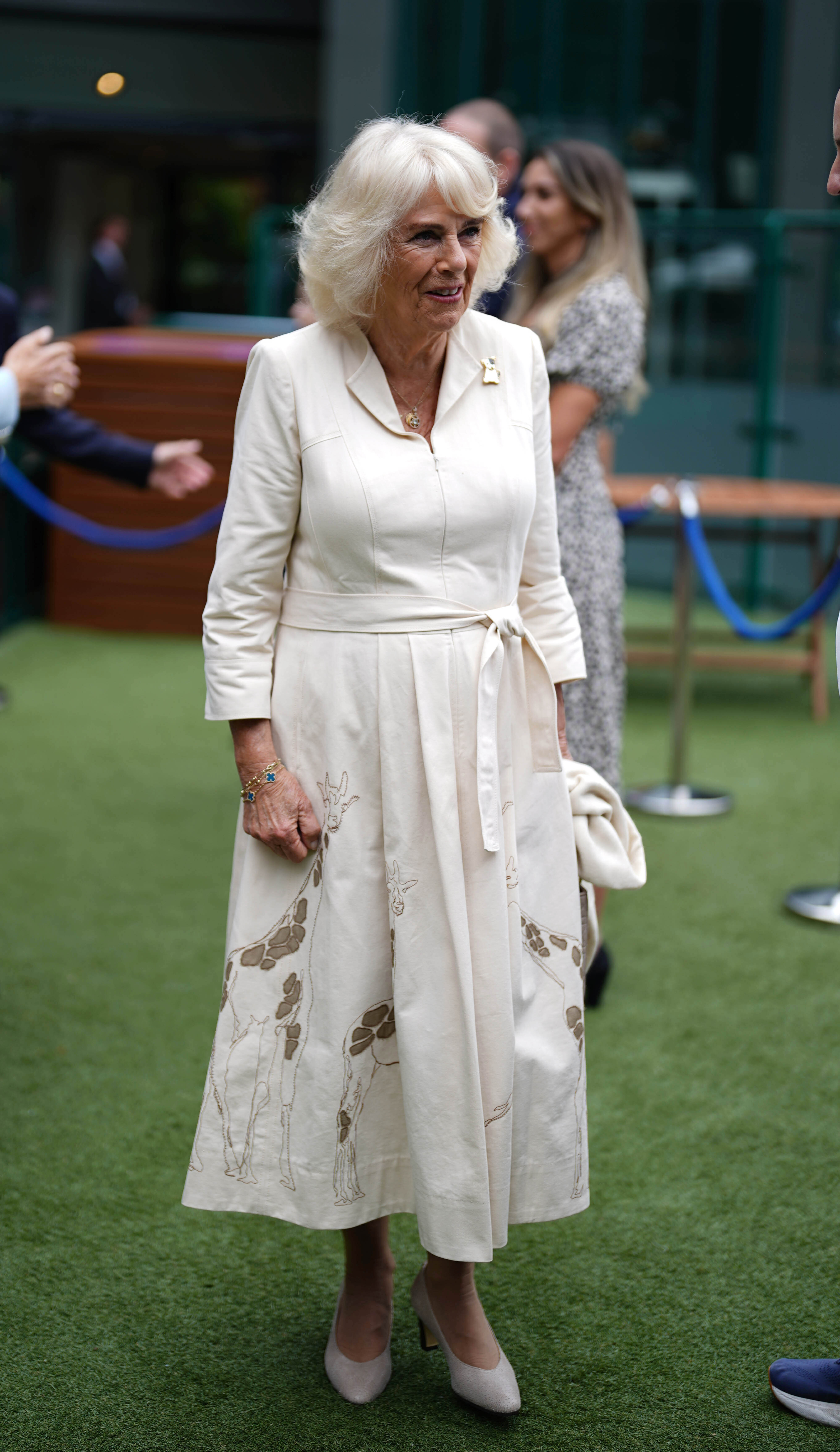 Rainha Camilla durante uma visita ao All England Lawn Tennis and Croquet Club em Wimbledon em 2024