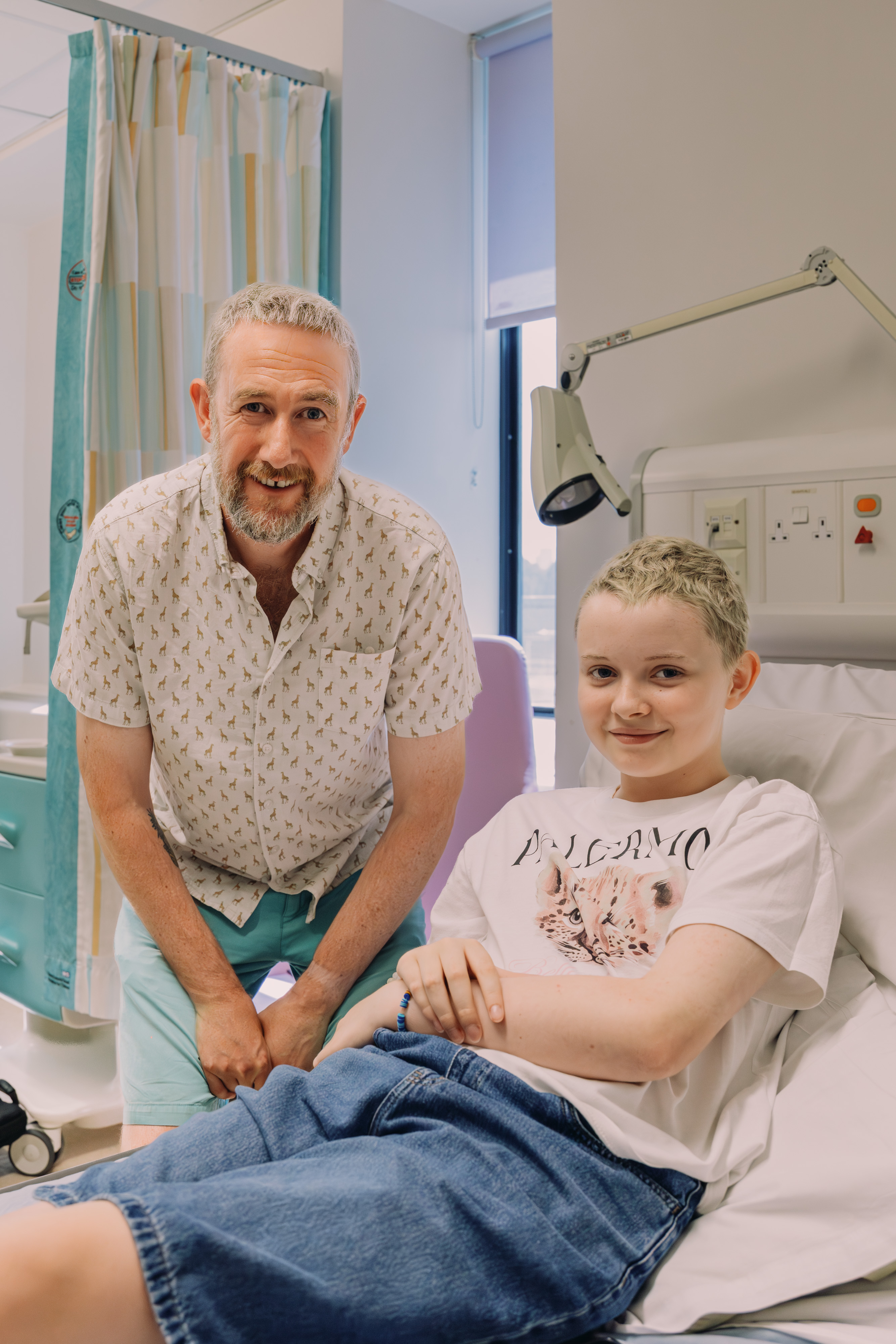 Alex Horne visiting a patient at Great Ormond Street Hospital