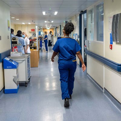 Consultants and specialist doctors balloted over strike action